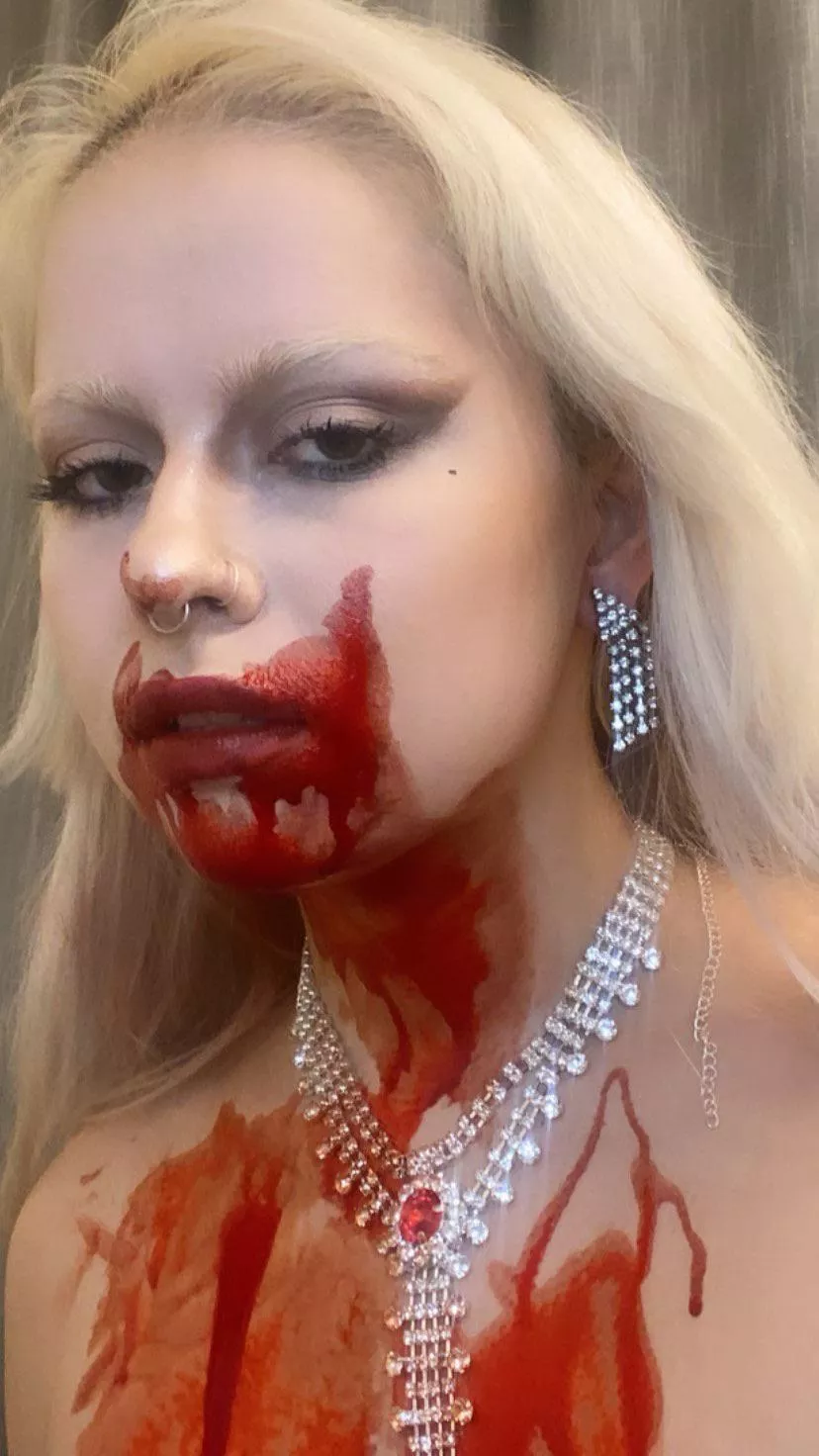 I was the countess for Halloween ðŸ˜Œ I love this make up look!