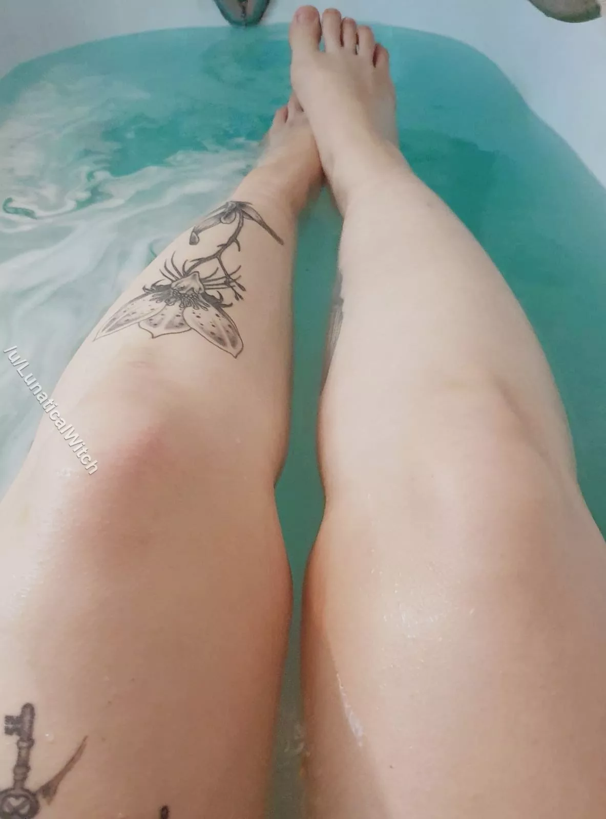 I wonder if there is any feet guys that would want to give me a massage 🖤