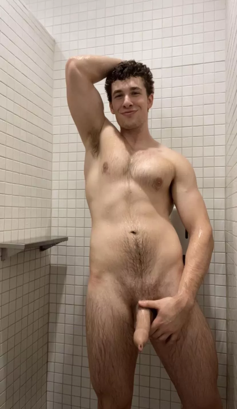 🆙 if you’d suck me off in the gym shower