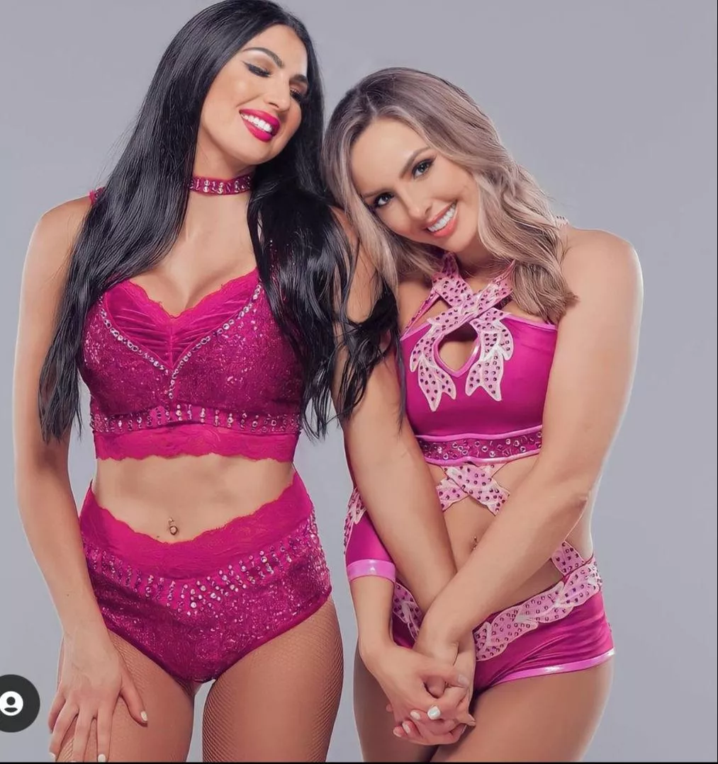 IIconics - Billie enormous boobs 😍