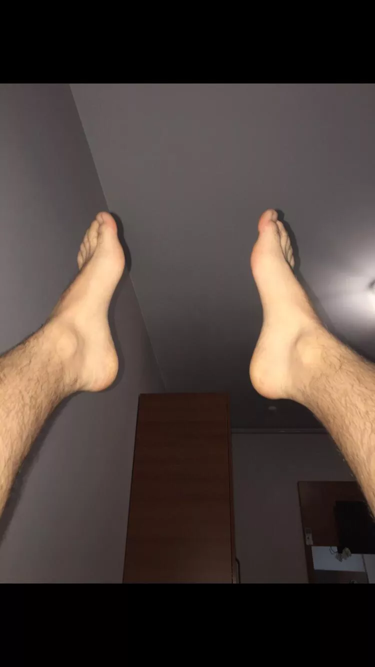 Im 19 yo gay boy, anyone wanna lick my toes👅