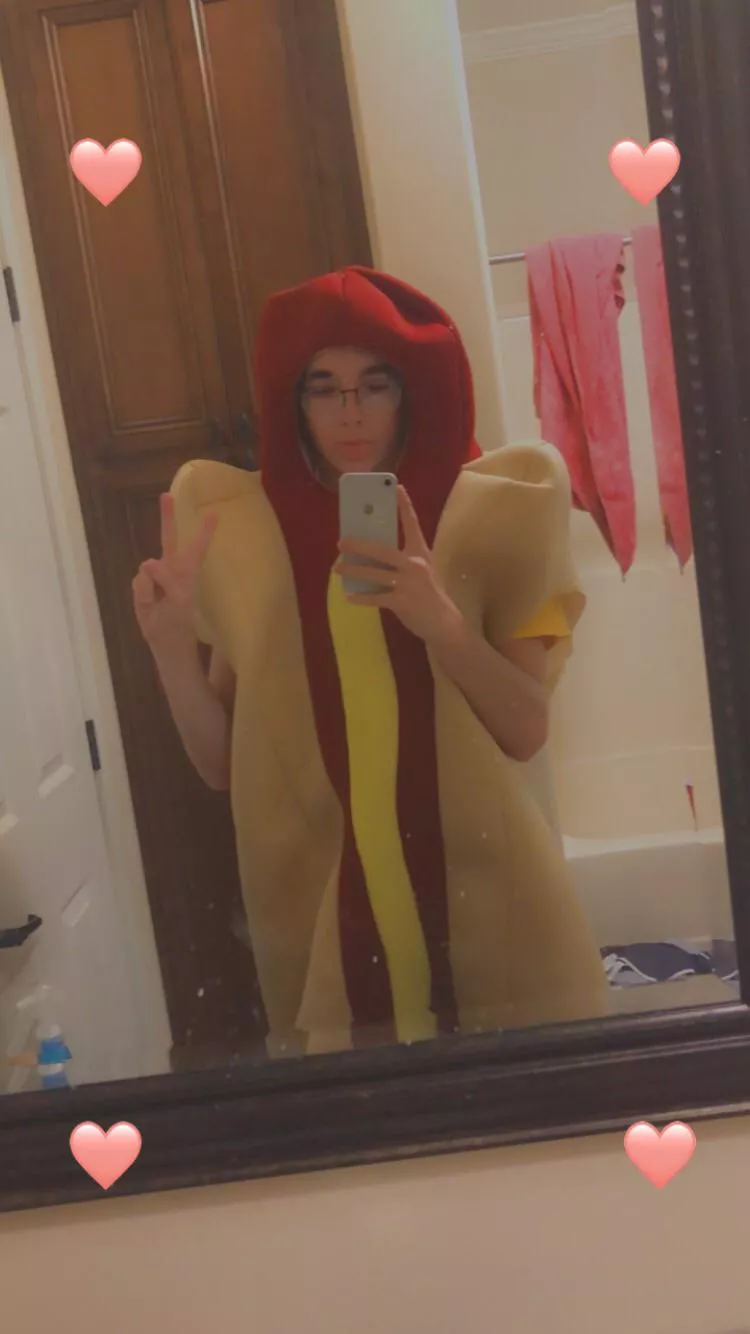 I’m a femboy hotdog! 🌭