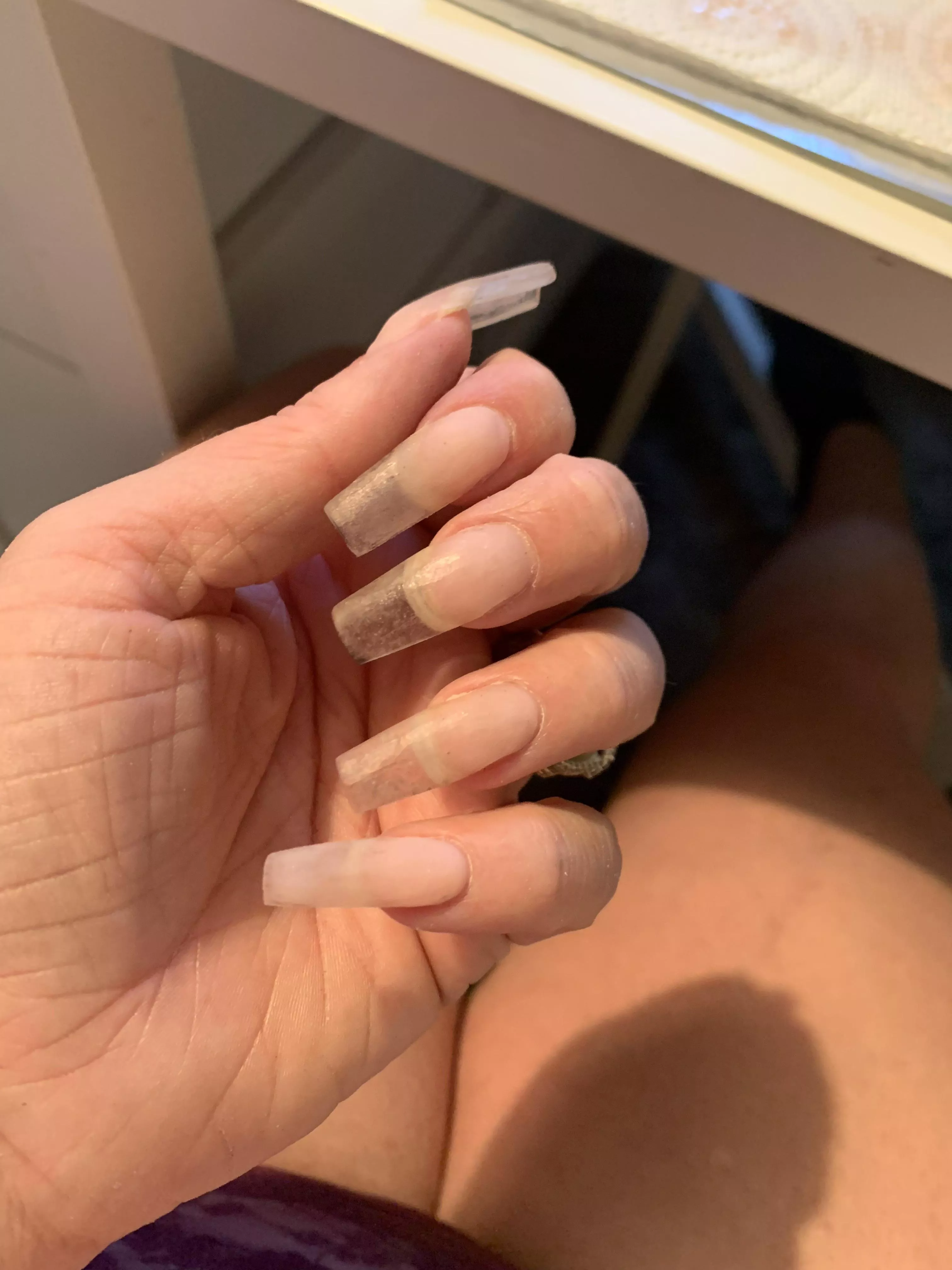 I’m a professional tease… I bet you’d like to see my sexy new nails…? 😈💅🏼