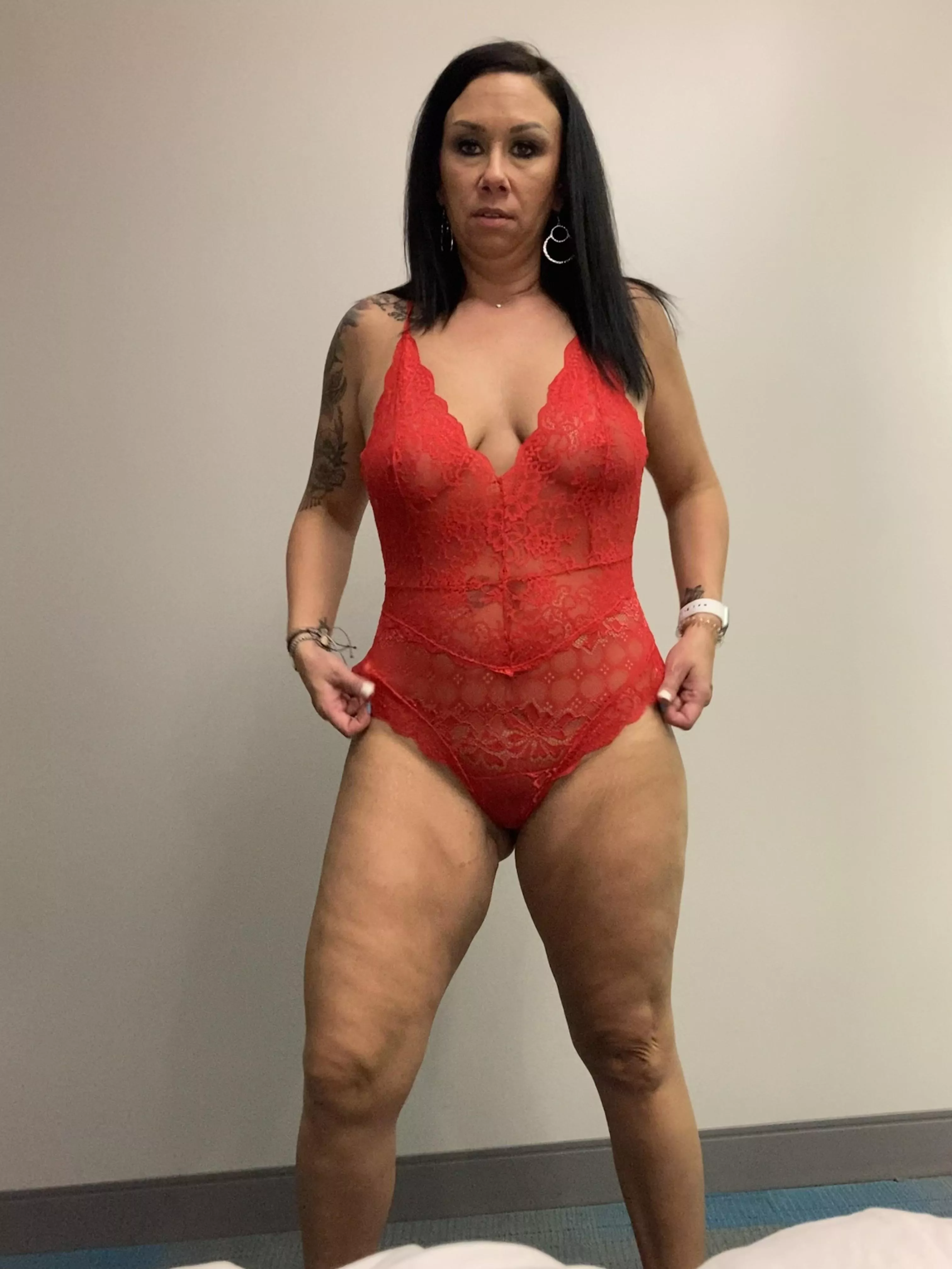 I’m a real milf with thick thighs, mom bod and I’m built to fuck. Could you handle me? Free trial for the next 10 subscribers. Come find out 😈