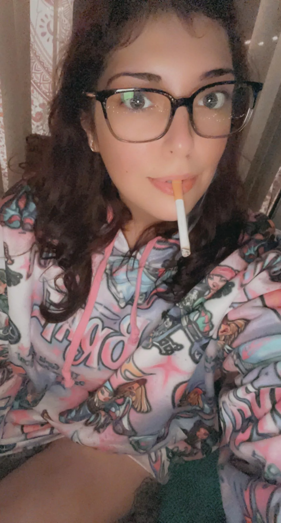 I’m baaaaaaack 😘 having a nice evening cig 😘