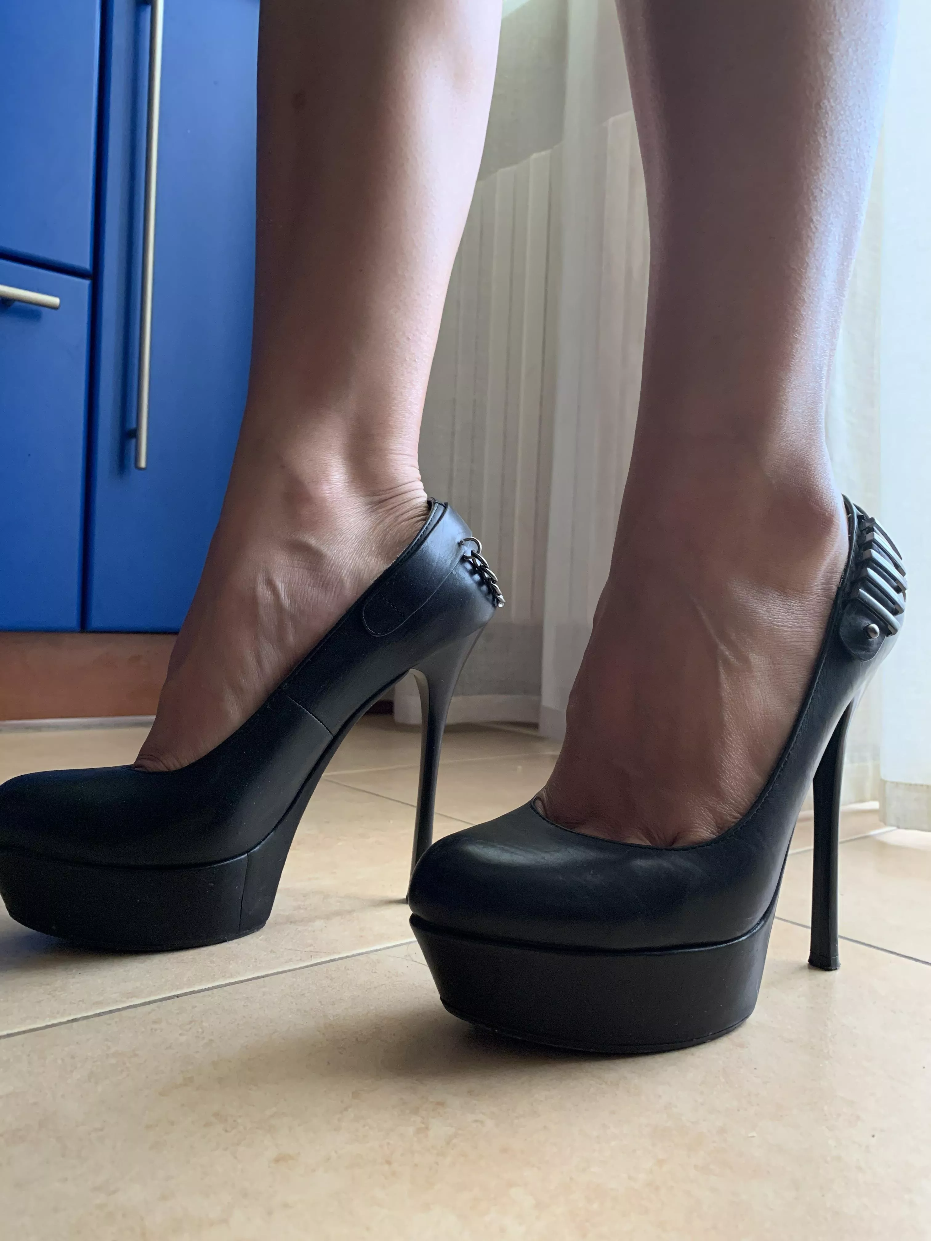 I'm crazy about these heels. My feet are happy. Do you like it?🔥🔥🔥