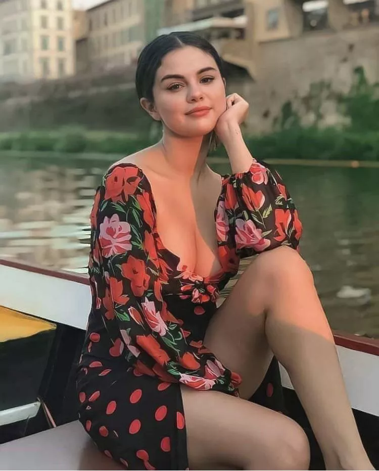 Im going to cum trib to Selena today for the first time anyone interested?Lmk if you are.