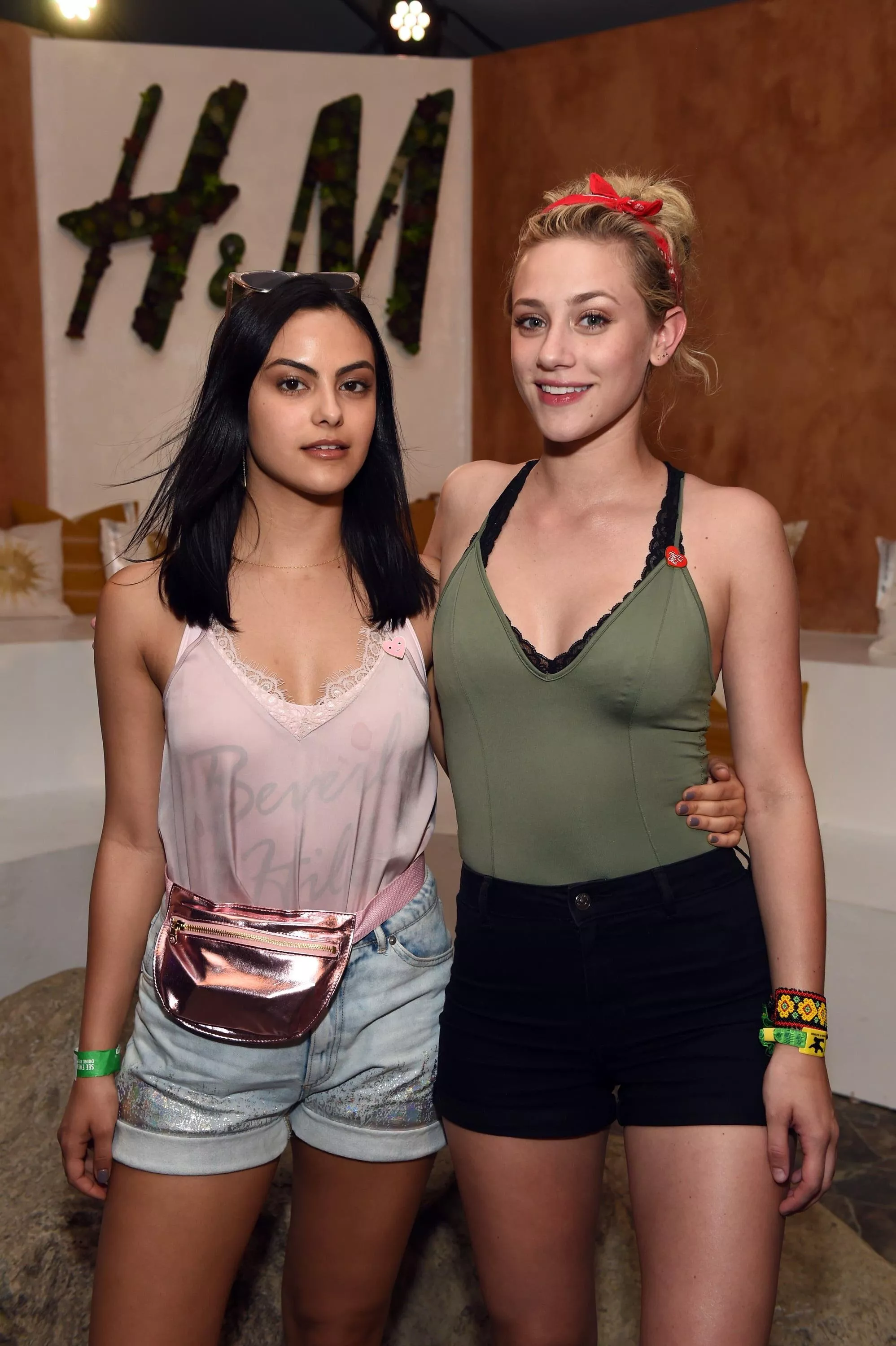 Imagine them both sucking your cock ðŸ¤¤ the perfect threesome (Camila Mendes, Lili Reinhart)