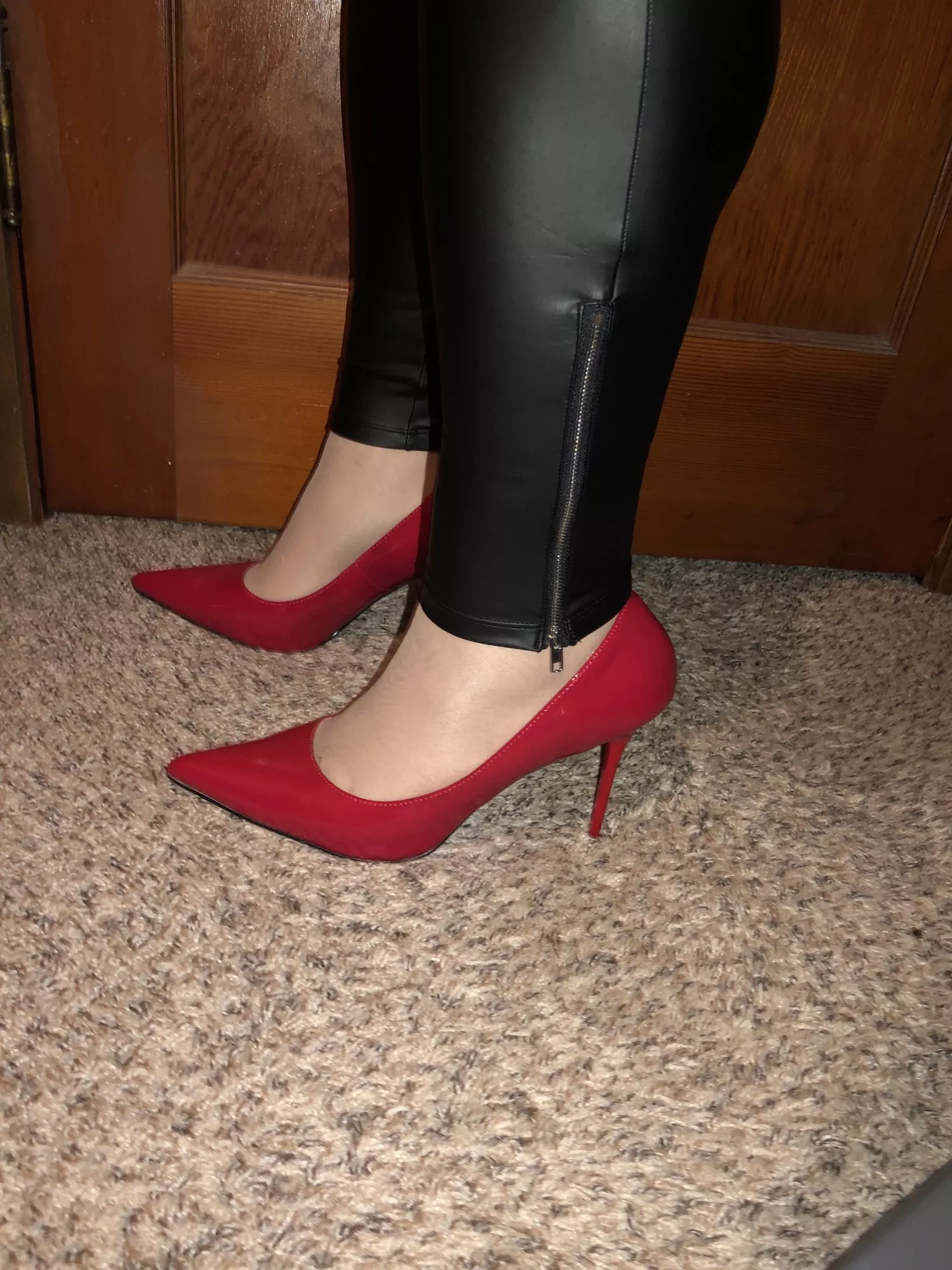 It’s a red pumps kind of night. 👠