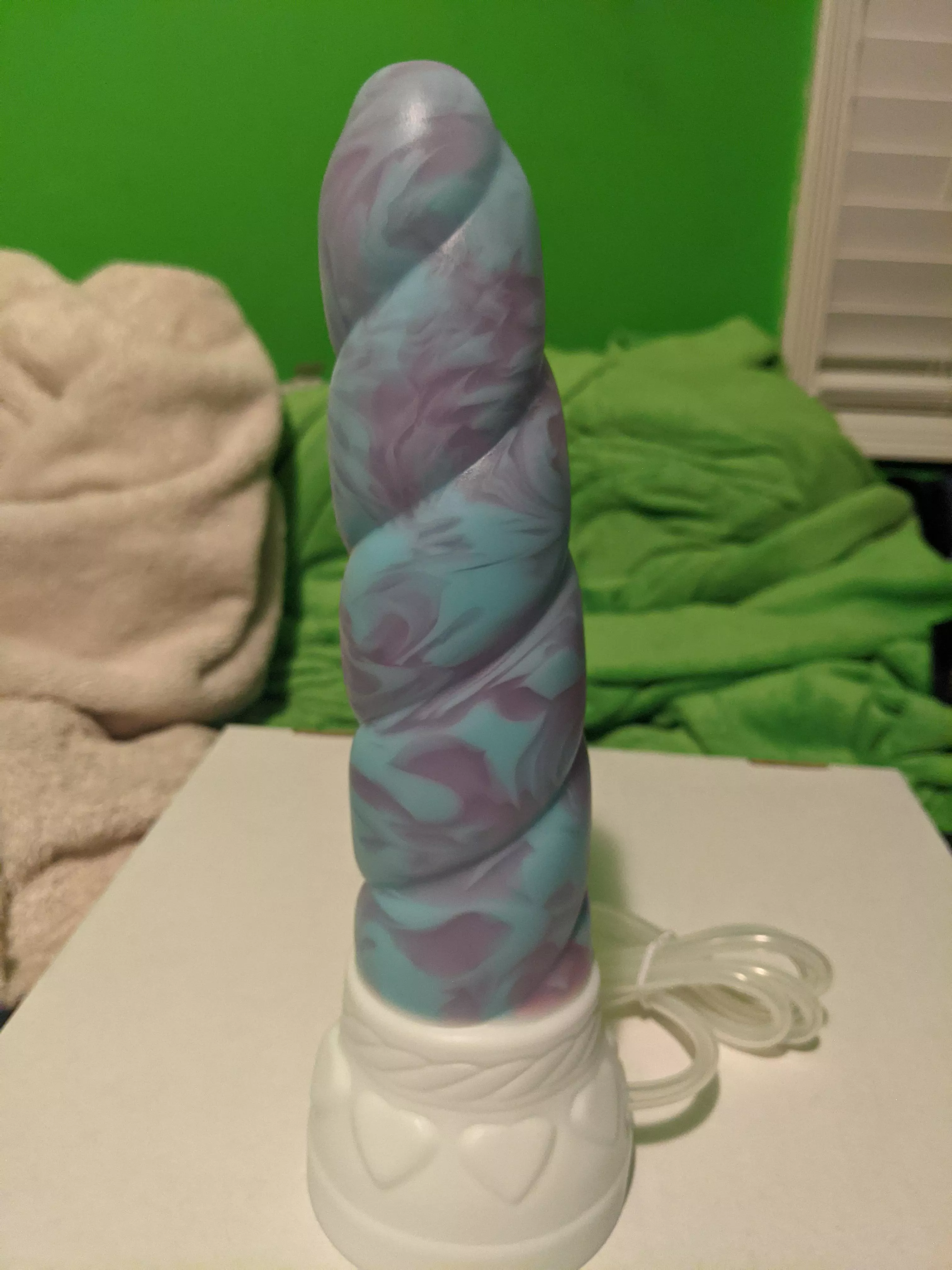 It's here!!! Definitely underestimated the size o.o ( Medium Mystic, soft/firm, suction cup, cum tube)