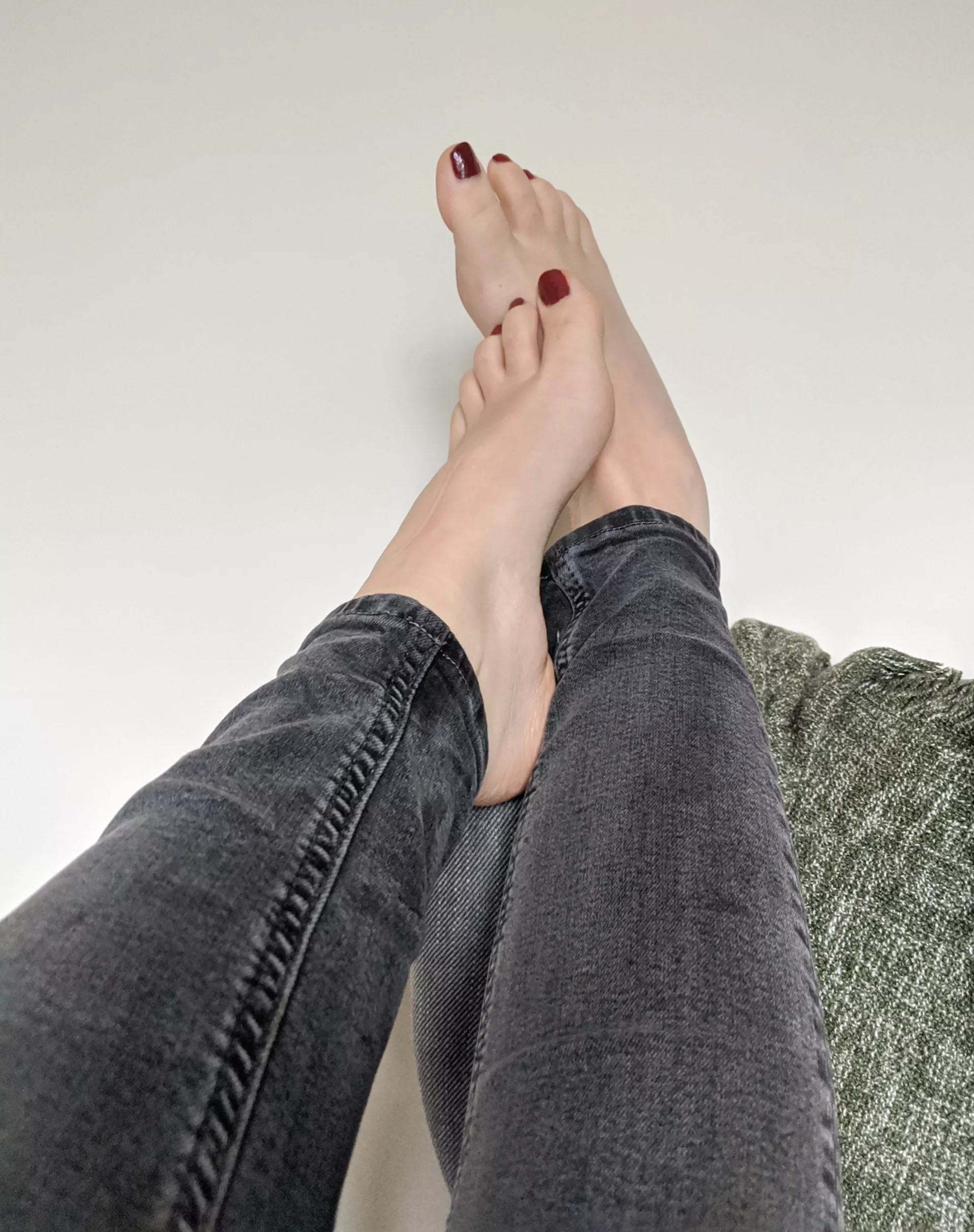 Jeans, bare feet and red nails, the perfect combo 😘