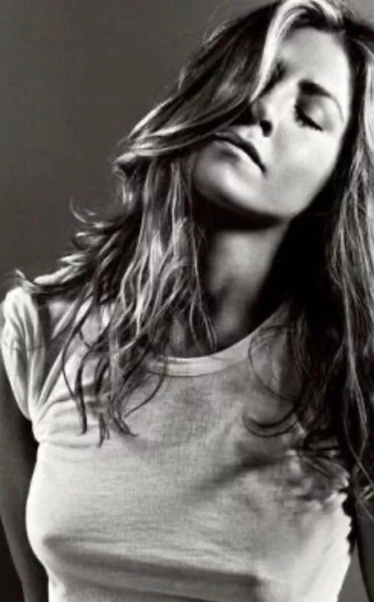 Jennifer Aniston is the Queen of Pokies!