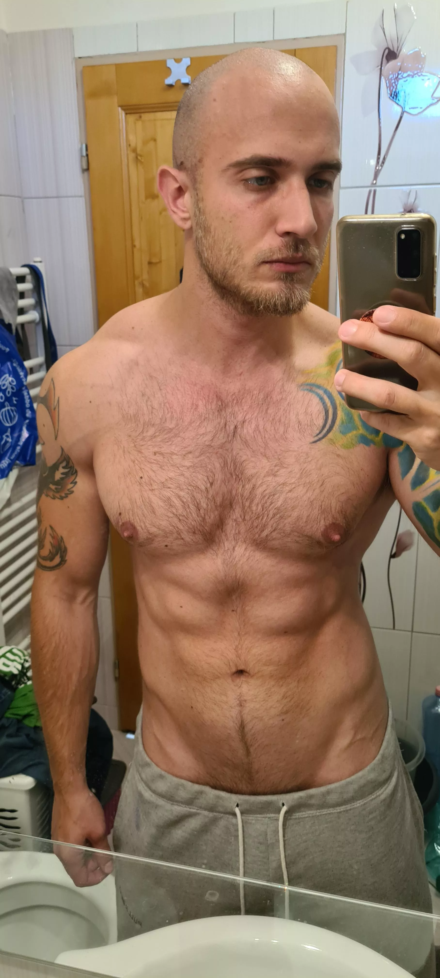 Just an update on chest/bodyhair growth, I hope everyone's having a great Friday! 💪