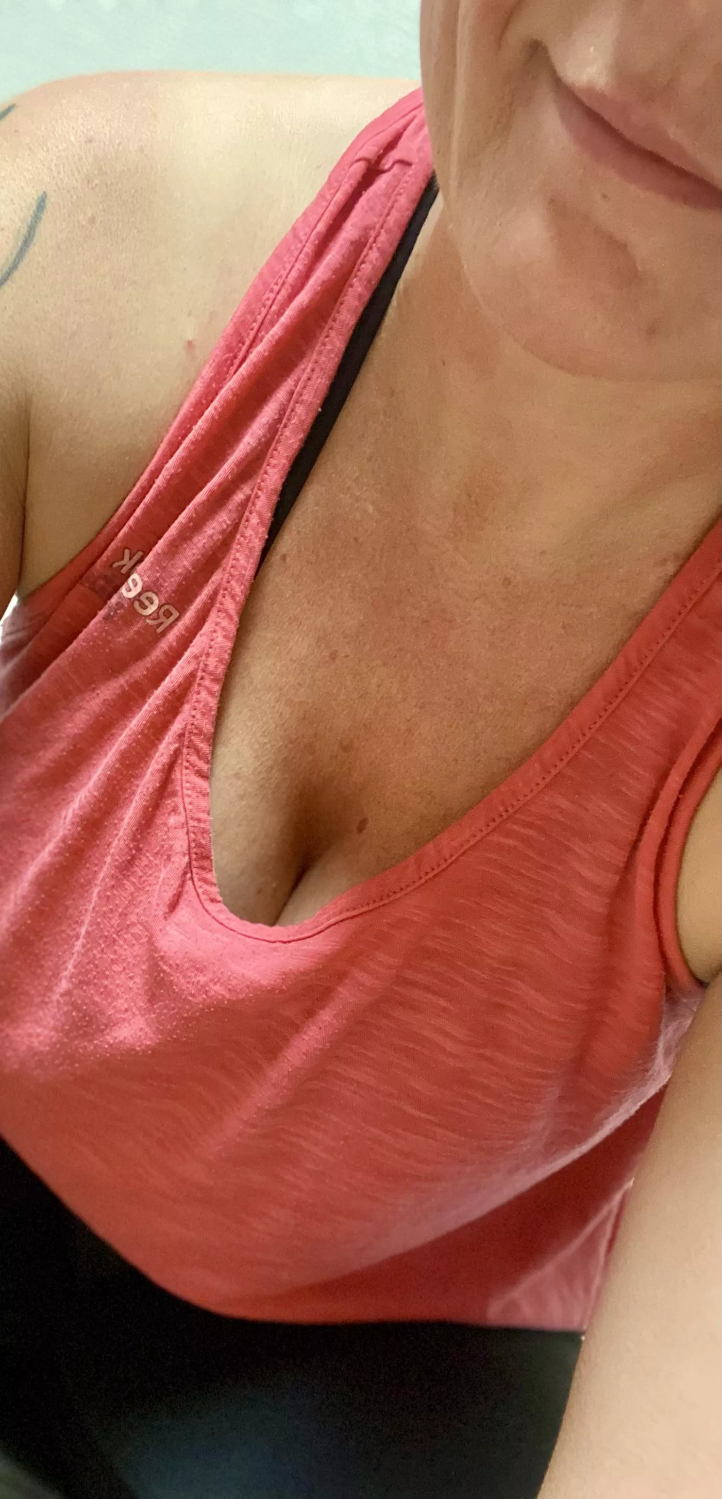 Just casually showing some cleavage at the gym… 😇 (f)41