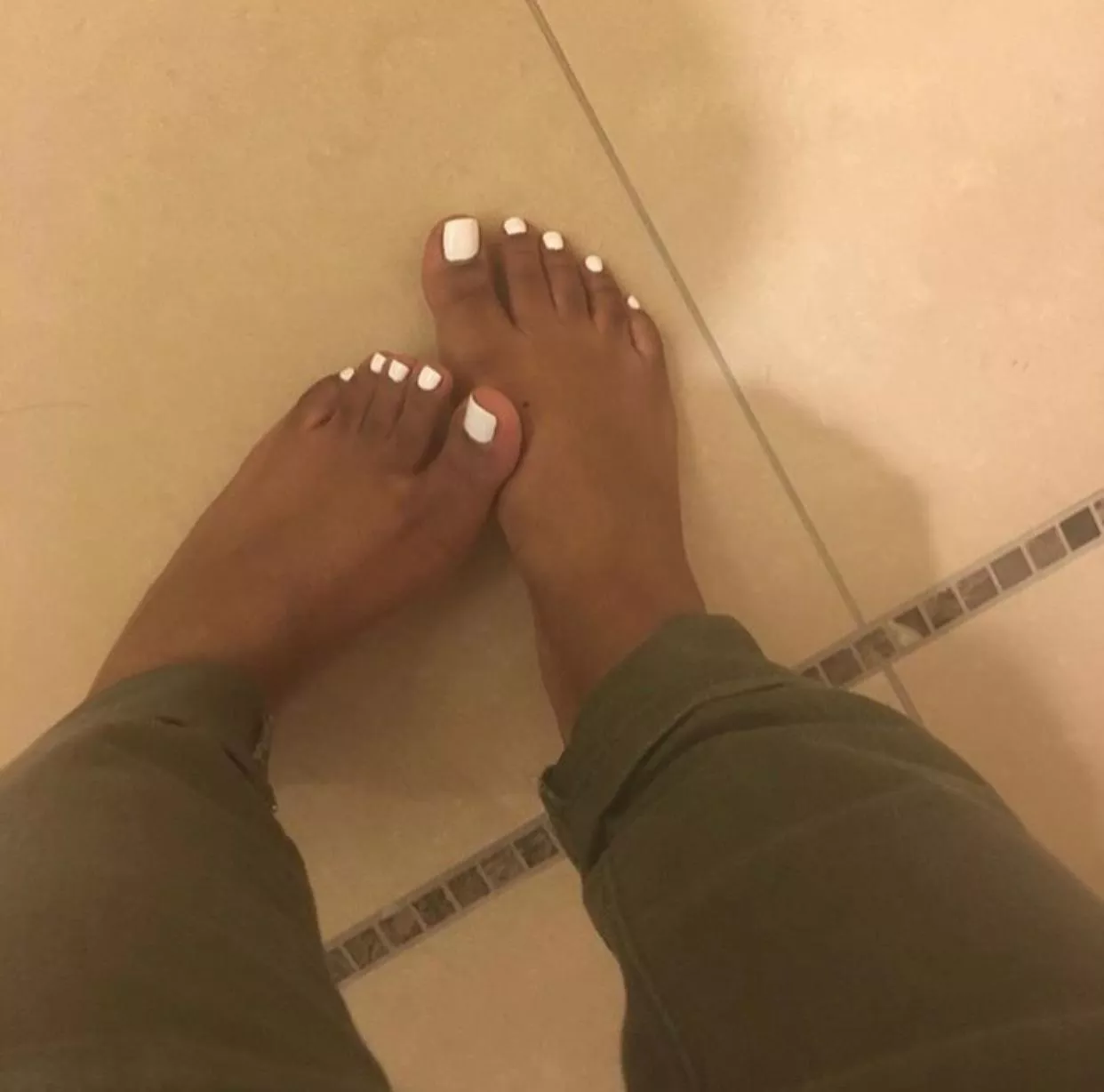 Just got fresh white toes today.... need someone to worship them though :(