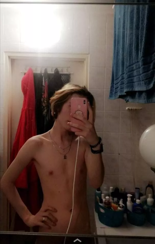 Just one twink before bathing🛀