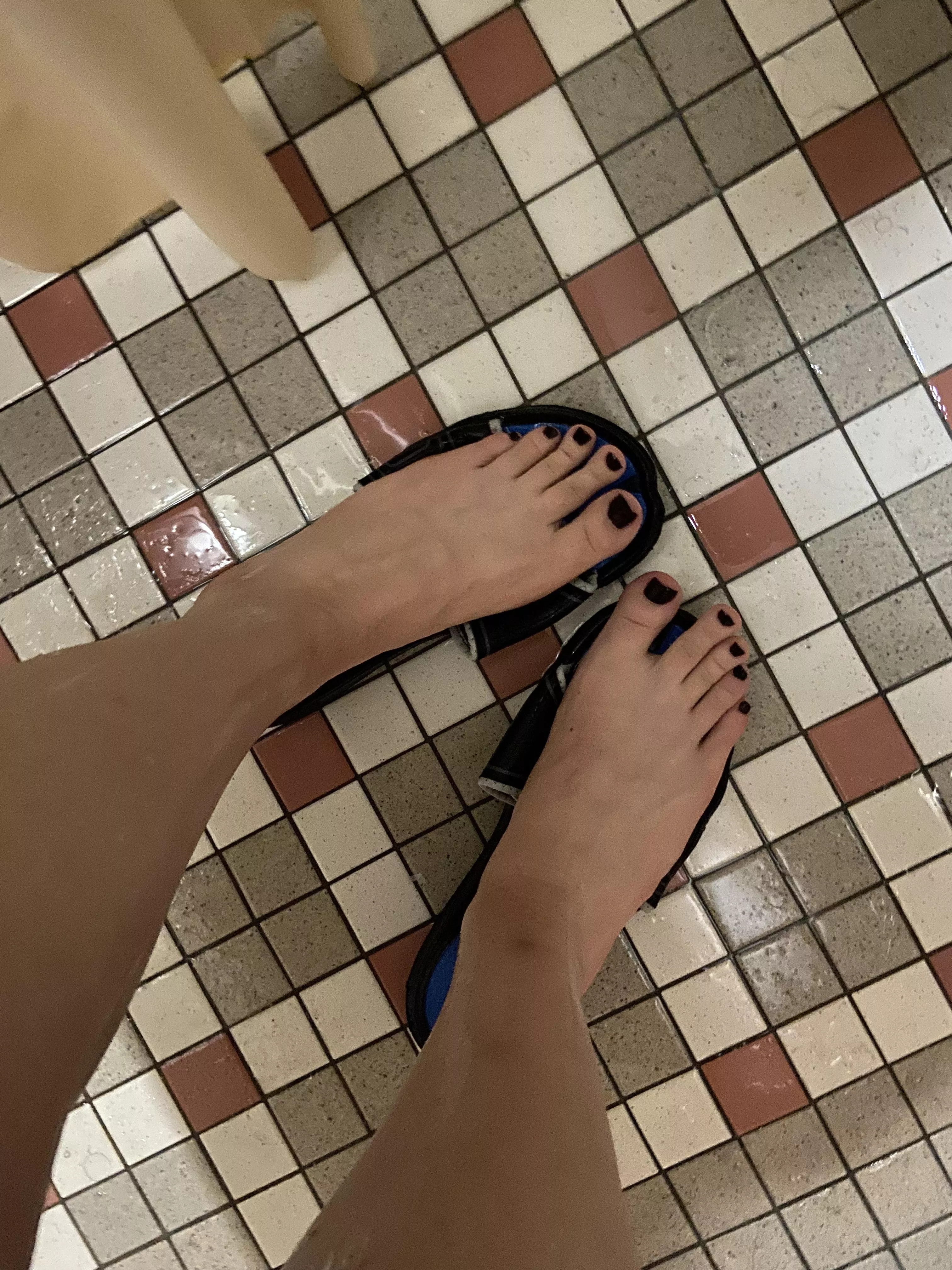 just took a shower, do you like wet feet? 🖤