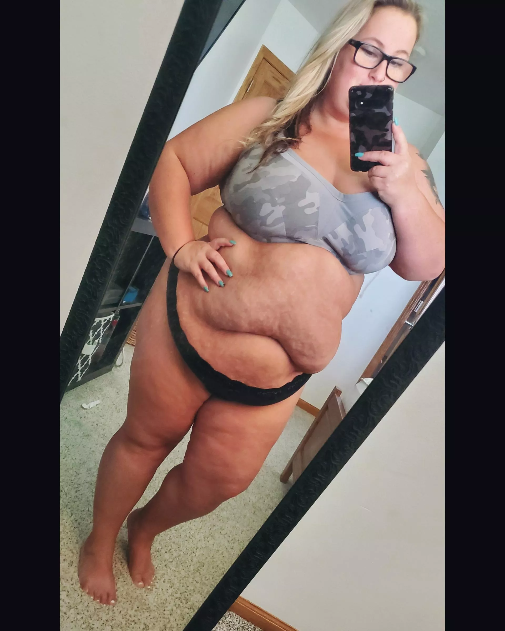 Just your average blonde bbw with sexy glasses