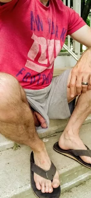 Just your average dad next door. Freeballing Friday makes for an easy dick slip ðŸ˜ˆðŸ’¦