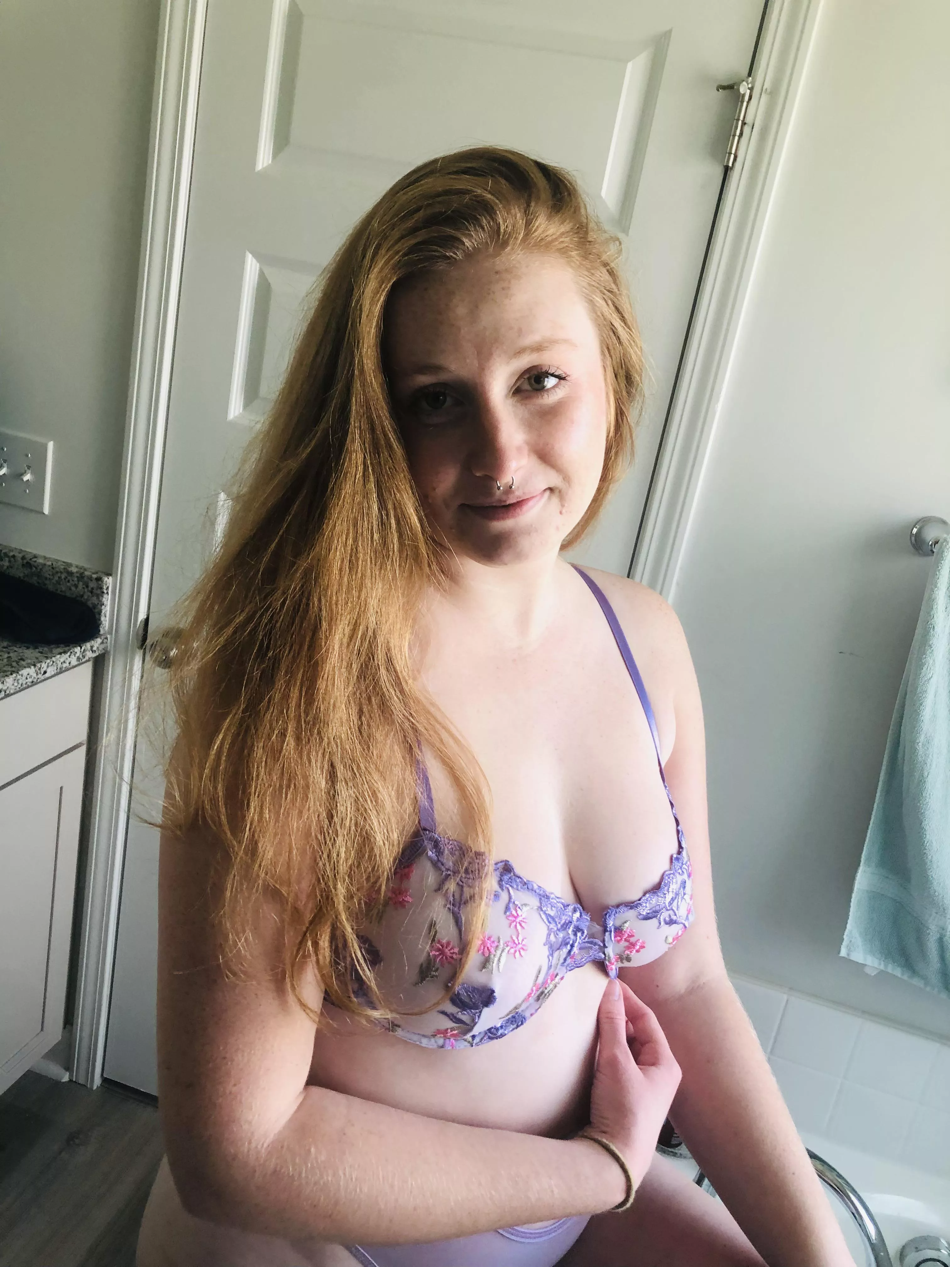 Just your friendly neighborhood ginger slut tantalizing you with an afternoon bubble bath! 🤭😏