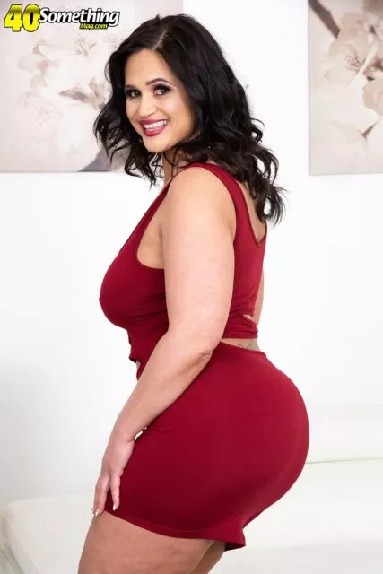 Kailani Kai (thicc MILF in red)