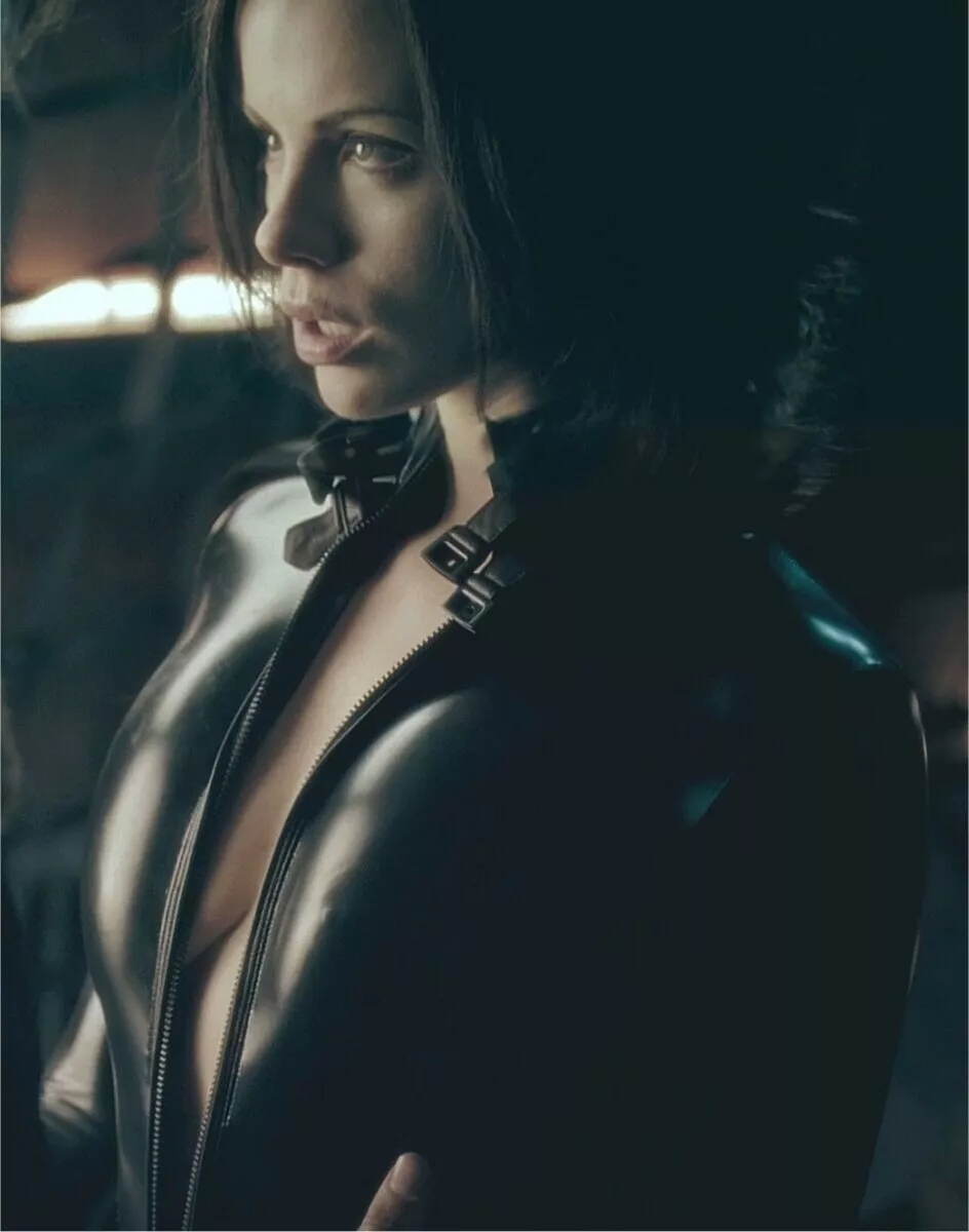 Kate Beckinsale in tight black leather? Yes please!! (2006)