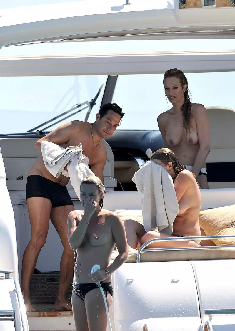 Kate Moss and Karen Mulder with Jamie Hince | St. Tropez, August 2009