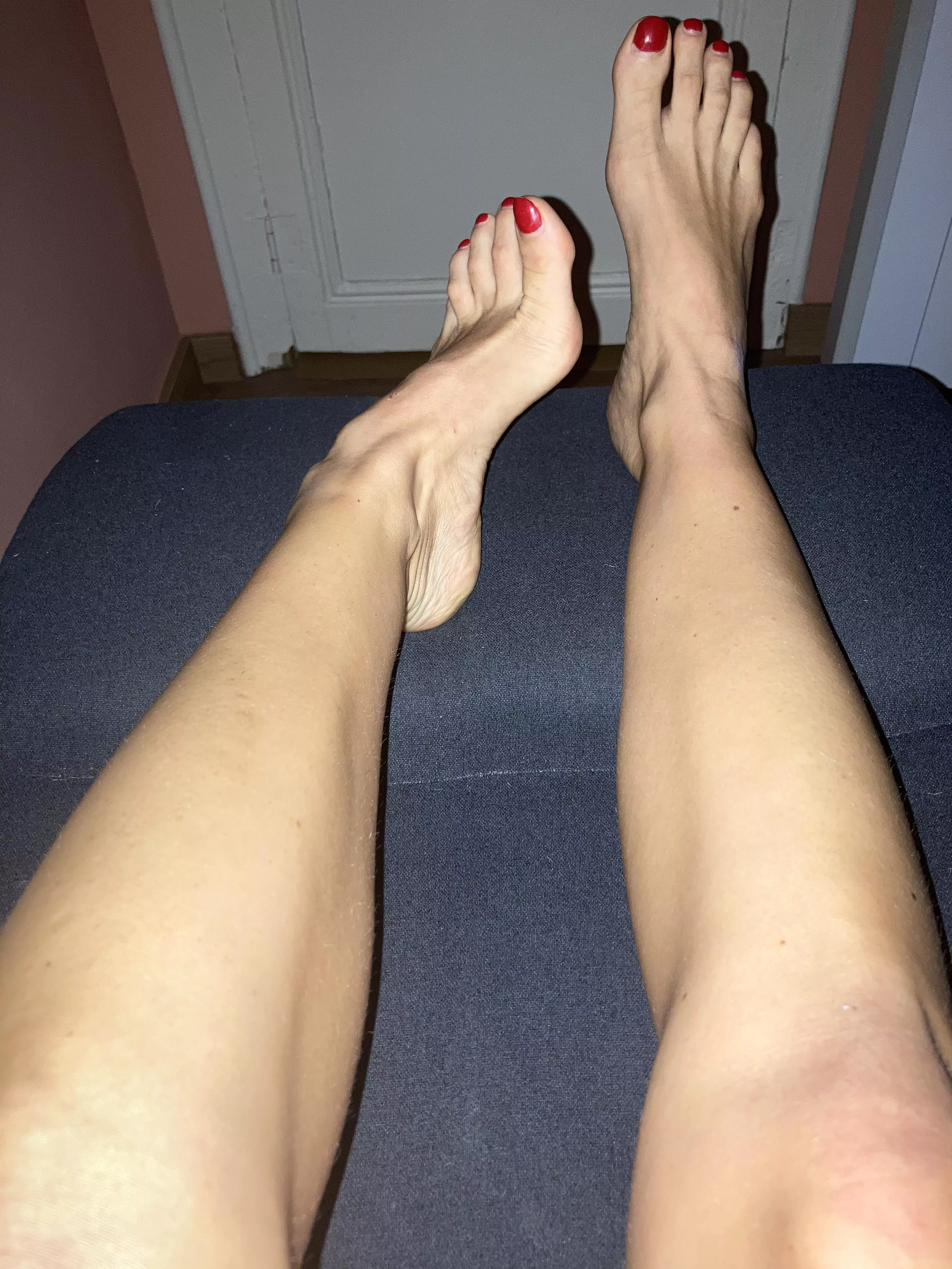 Kneel and suck these long toes whilst I've got my feet up will you? ðŸ‘…