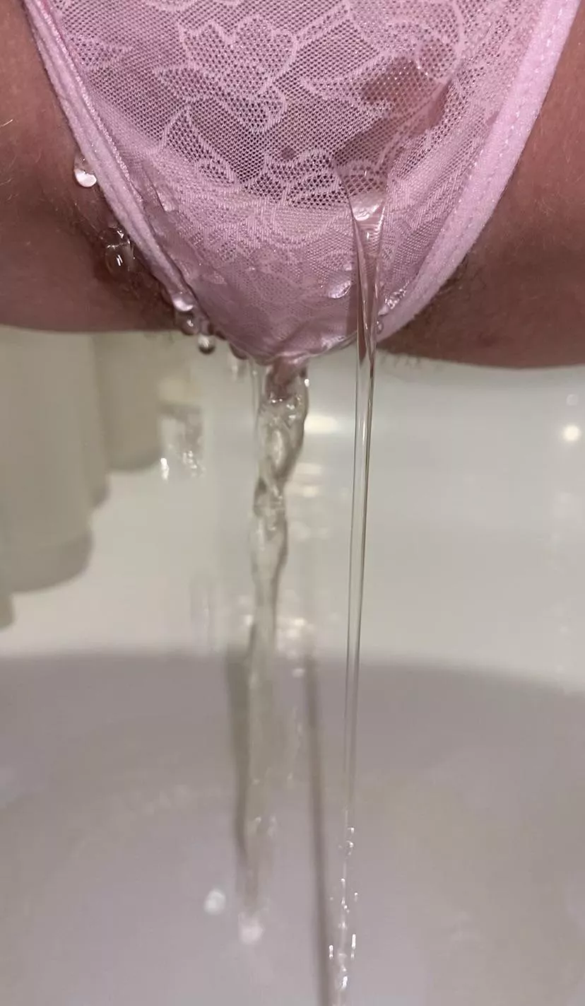 Lace makes for wacky pee streams🤤