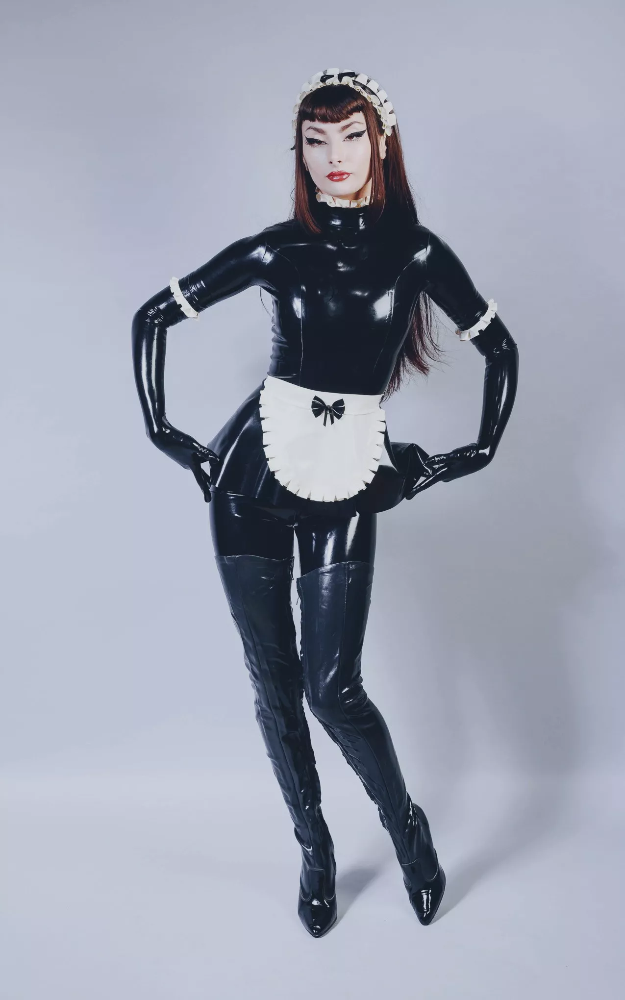 Latex maid (@sweet.severine)