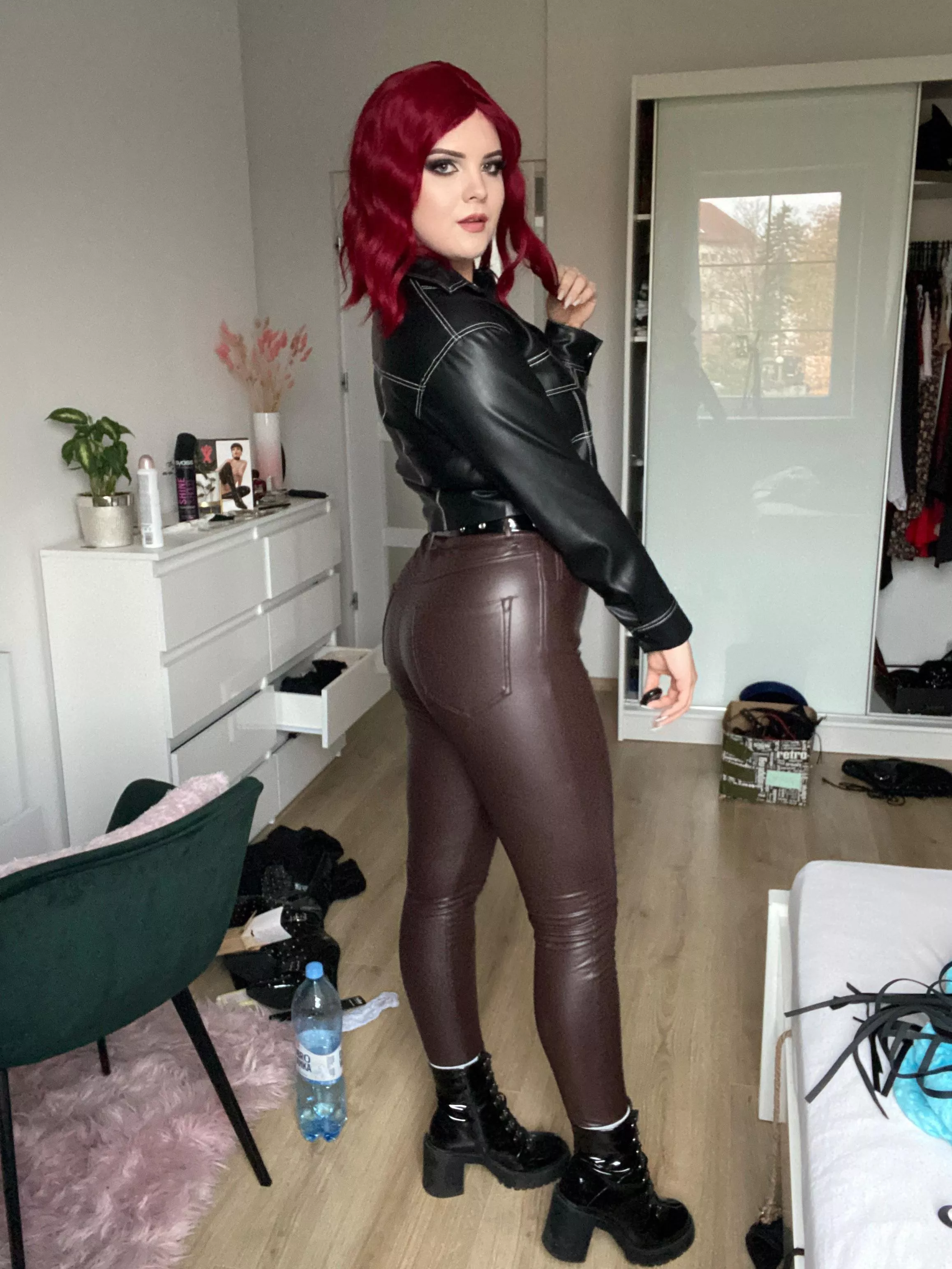 Leather jacket and pants, love this outfit 😈