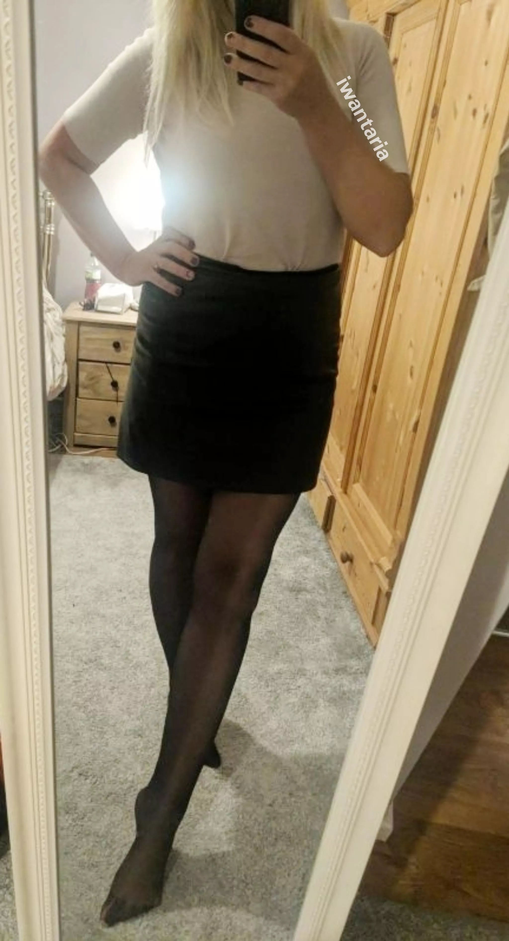 Leather skirts look so good in autumn.