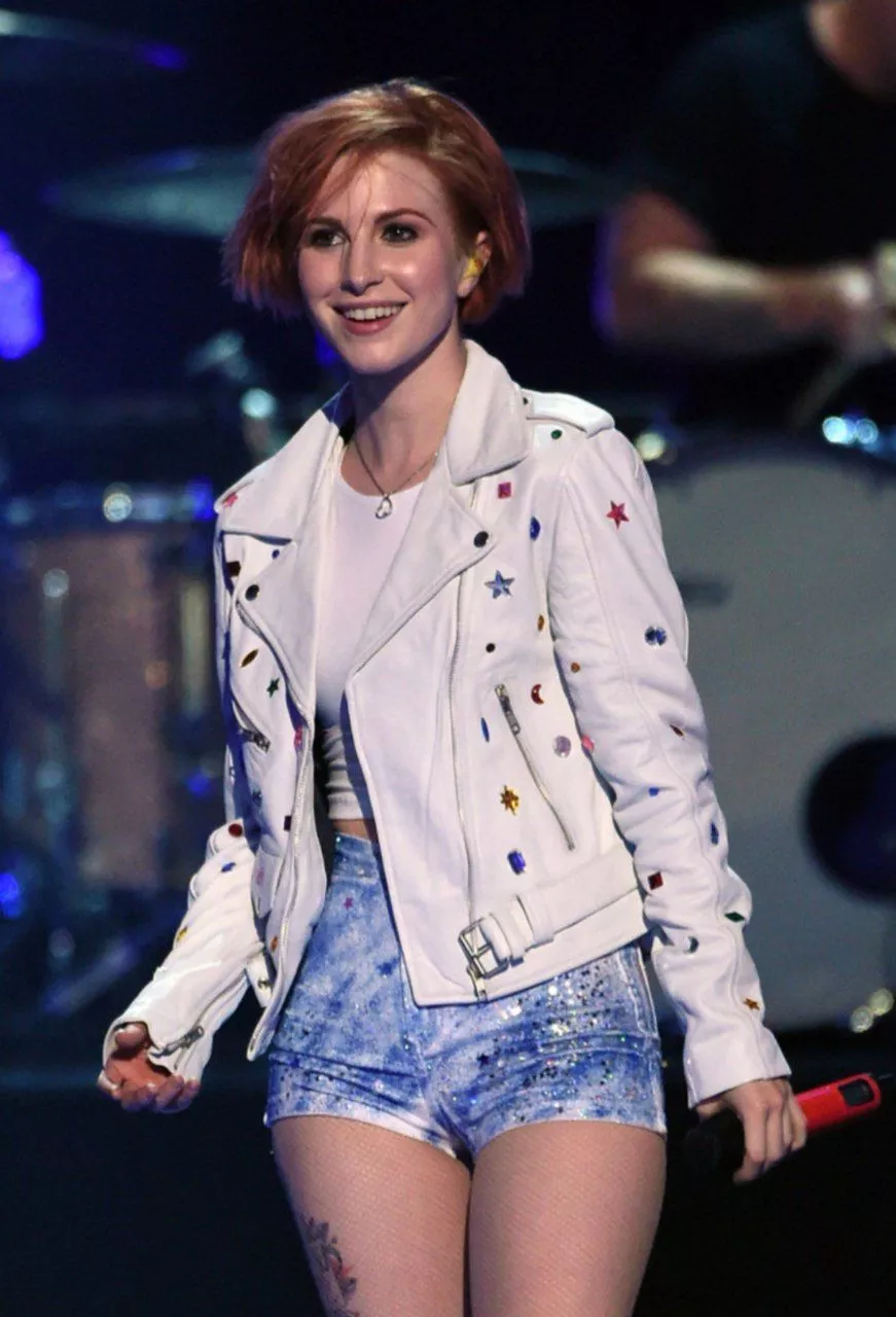 let's get super bi for Hayley Williams while she watches