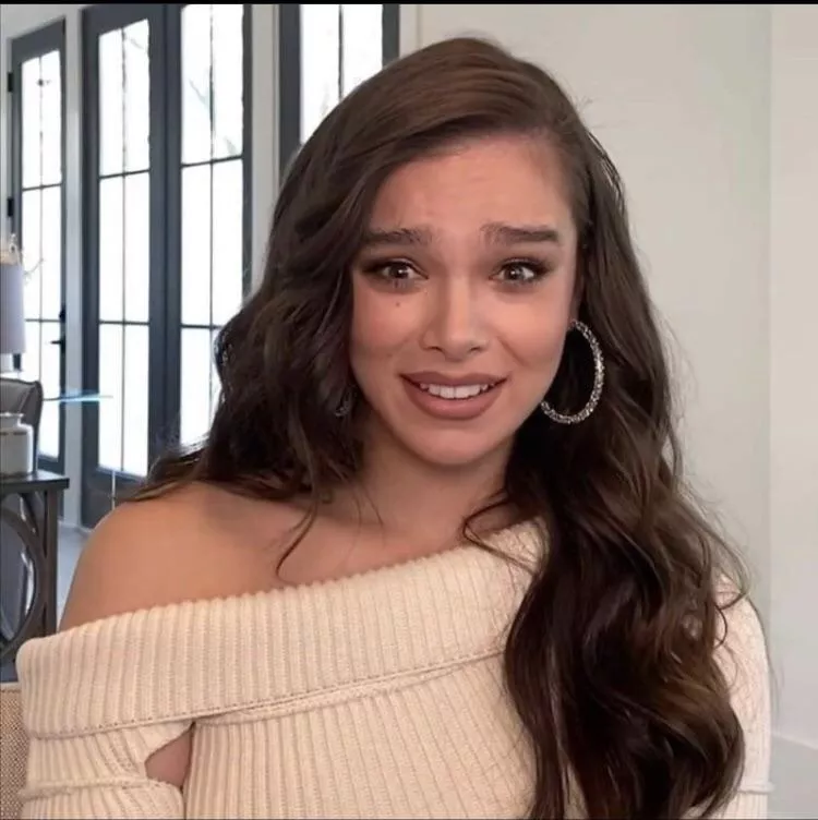 Letâ€™s jerk off and moan for Hailee Steinfeld