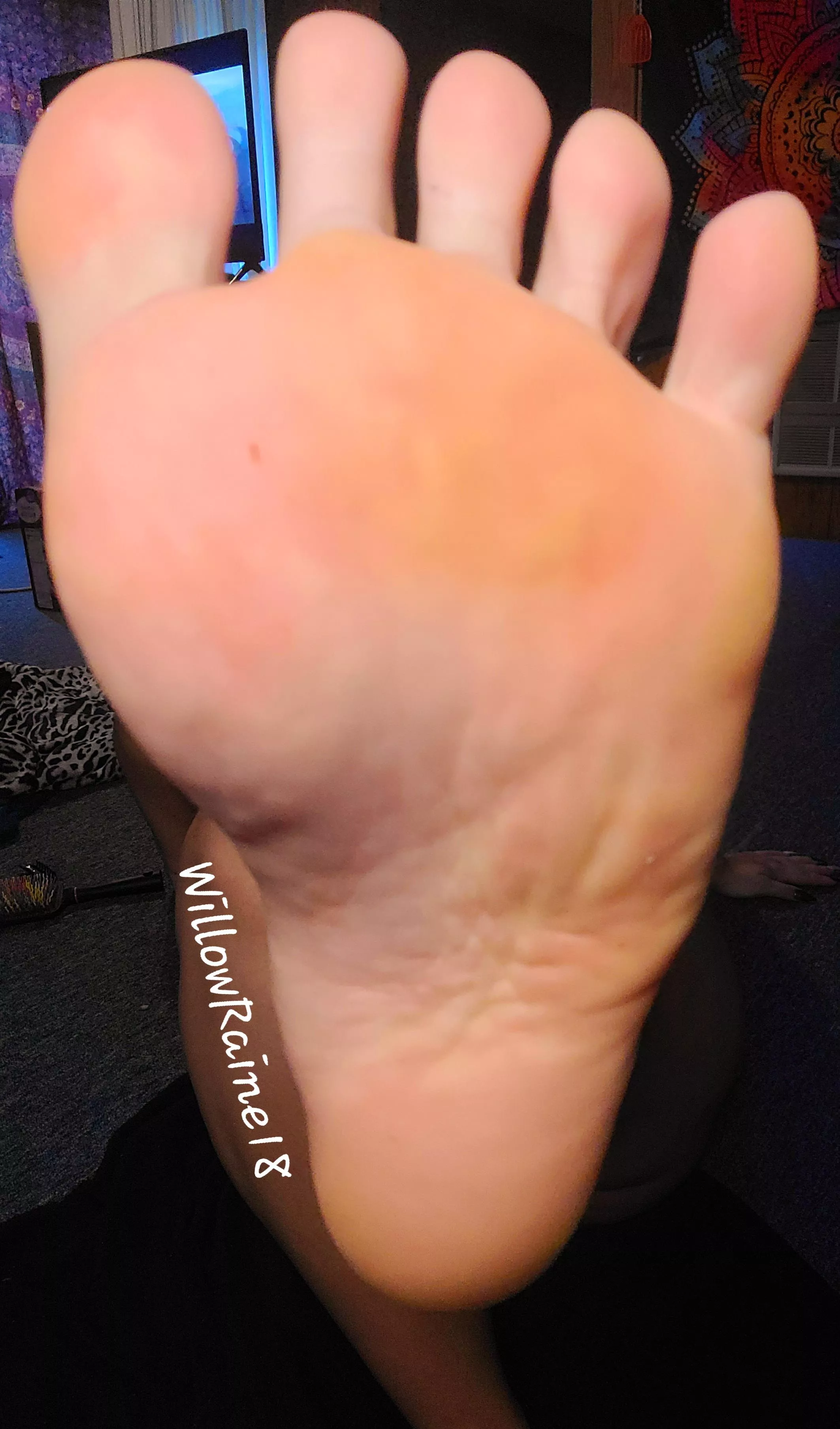 Lick between my toes 😋 [OC][F]