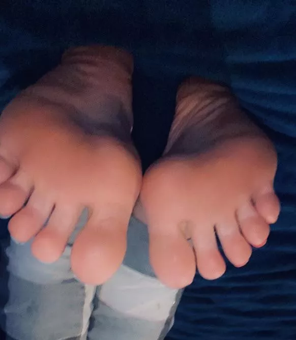 Lick my feet and then Iâ€™ll play with u ðŸ¥µðŸ˜ˆðŸ‘…