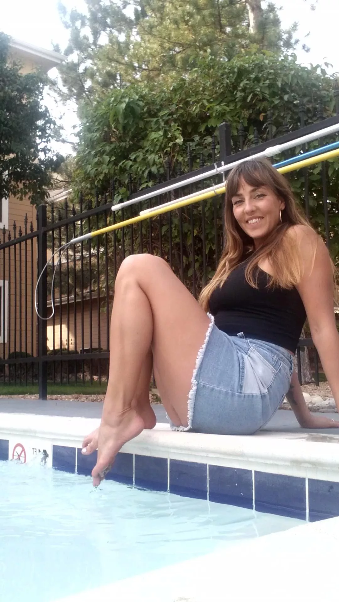 Lick my pussy by the pool😏 can my husband watch?