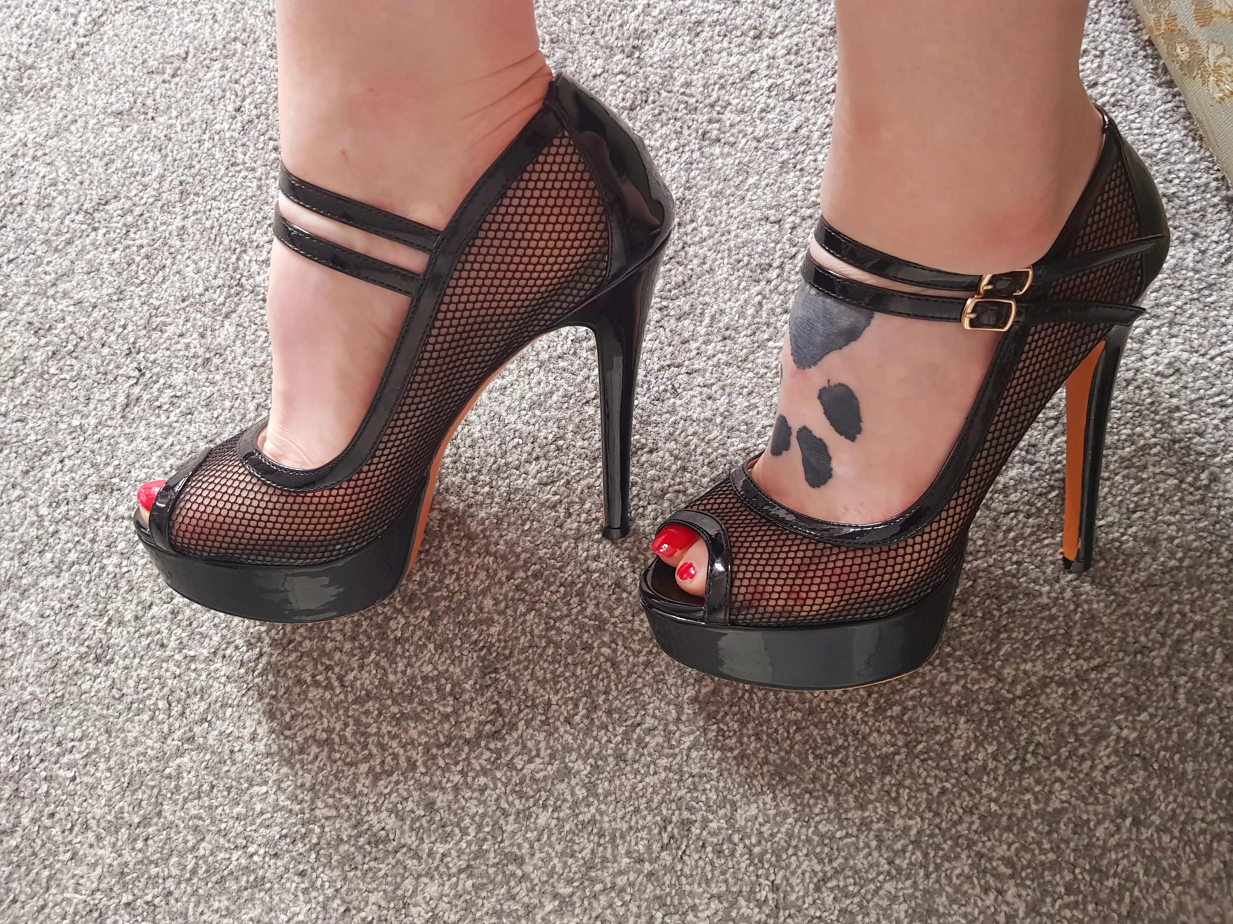 Like my heels?? 🖤