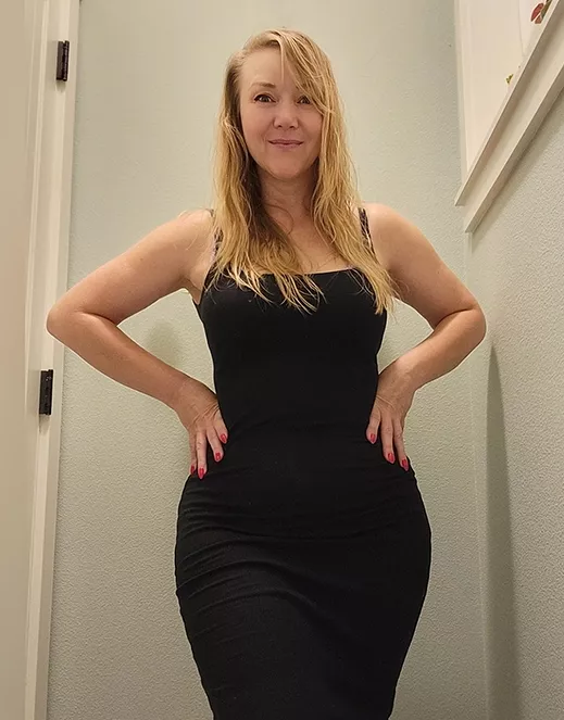 Liking my waist to hip ratio in this dress ❤ [F47]