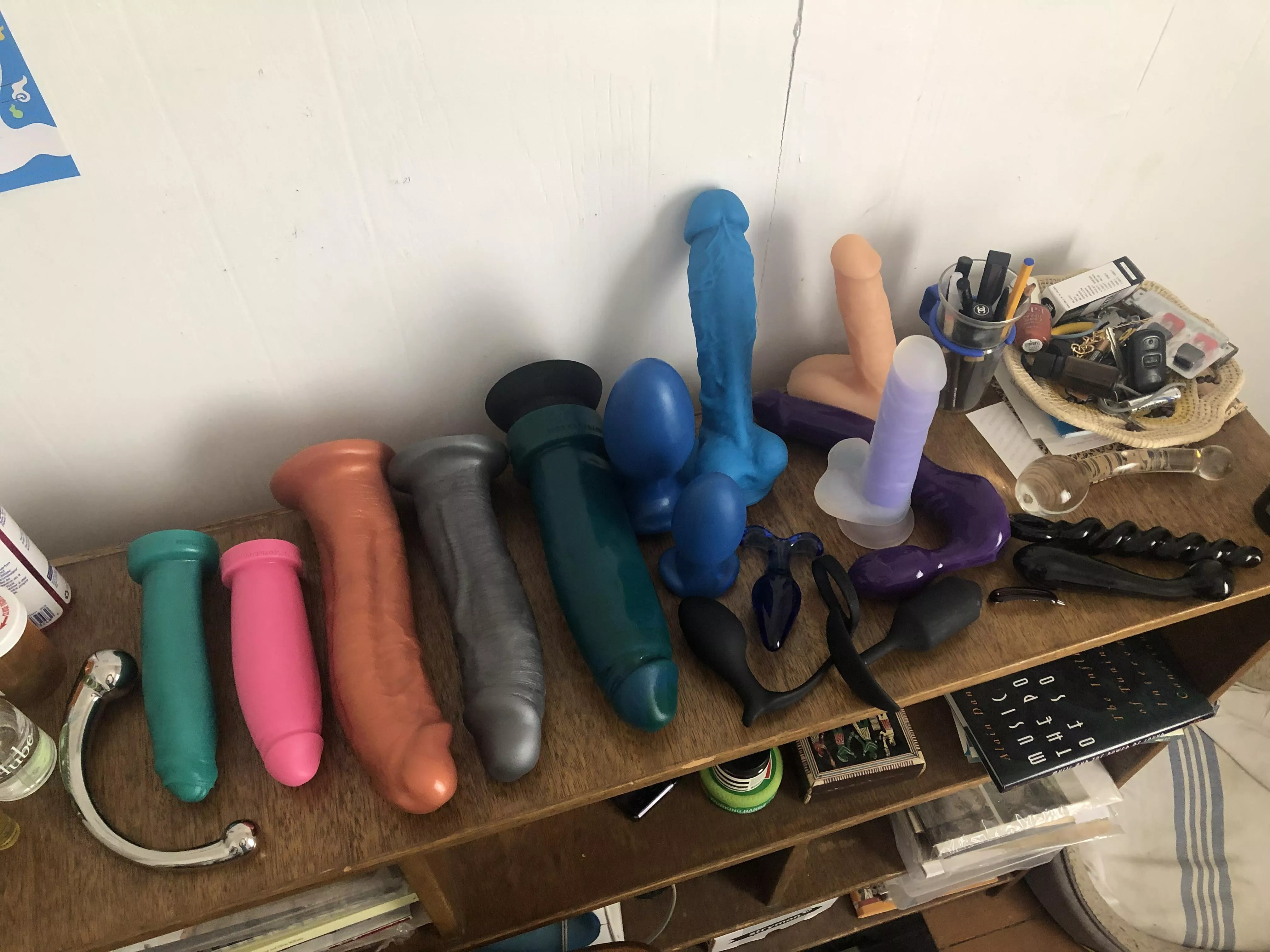 Lined up the collection for a quick pic âœŒï¸Hankey's El Rey XS, Boss Hogg XS, Square Peg Leo 1x & 2x, Boss Hogg S, Topped Toys Gapekeeper 65 & 75, assorted silicone dicks, Feeldoe, Pure Wand. Love getting my ðŸ‘ fucked ðŸ˜œ