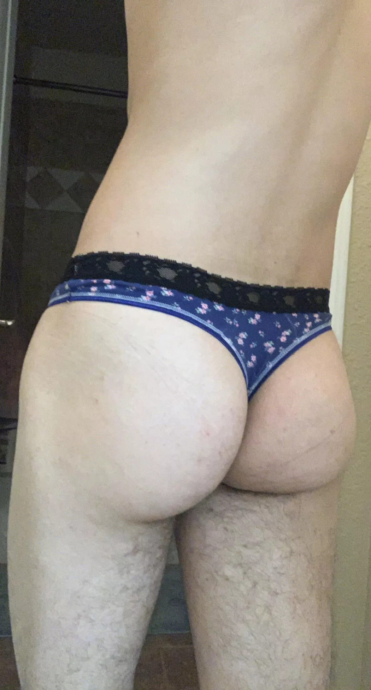 Little floral thong for this beautiful Saturday ðŸ˜˜