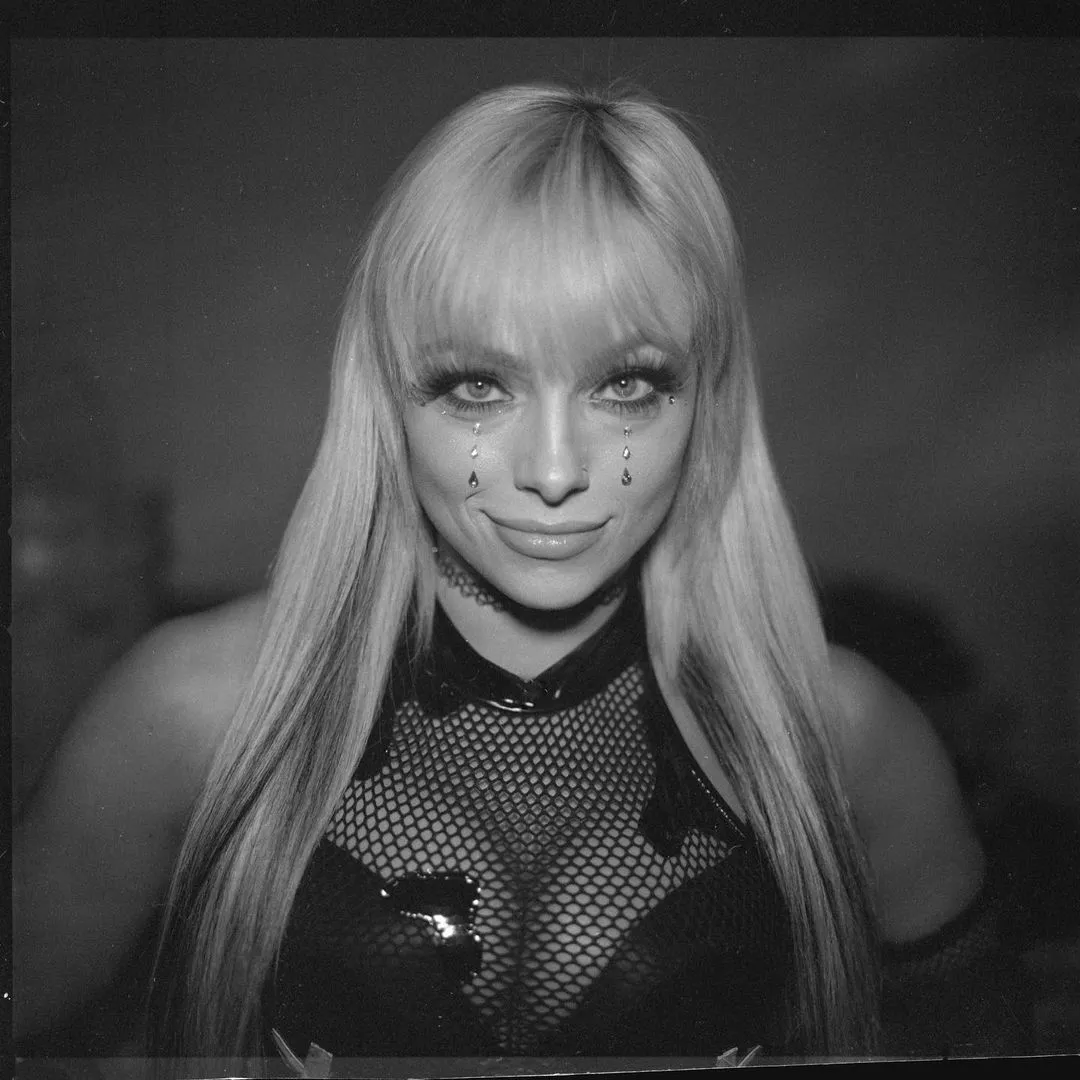 Liv lookin so sexy in those bangs