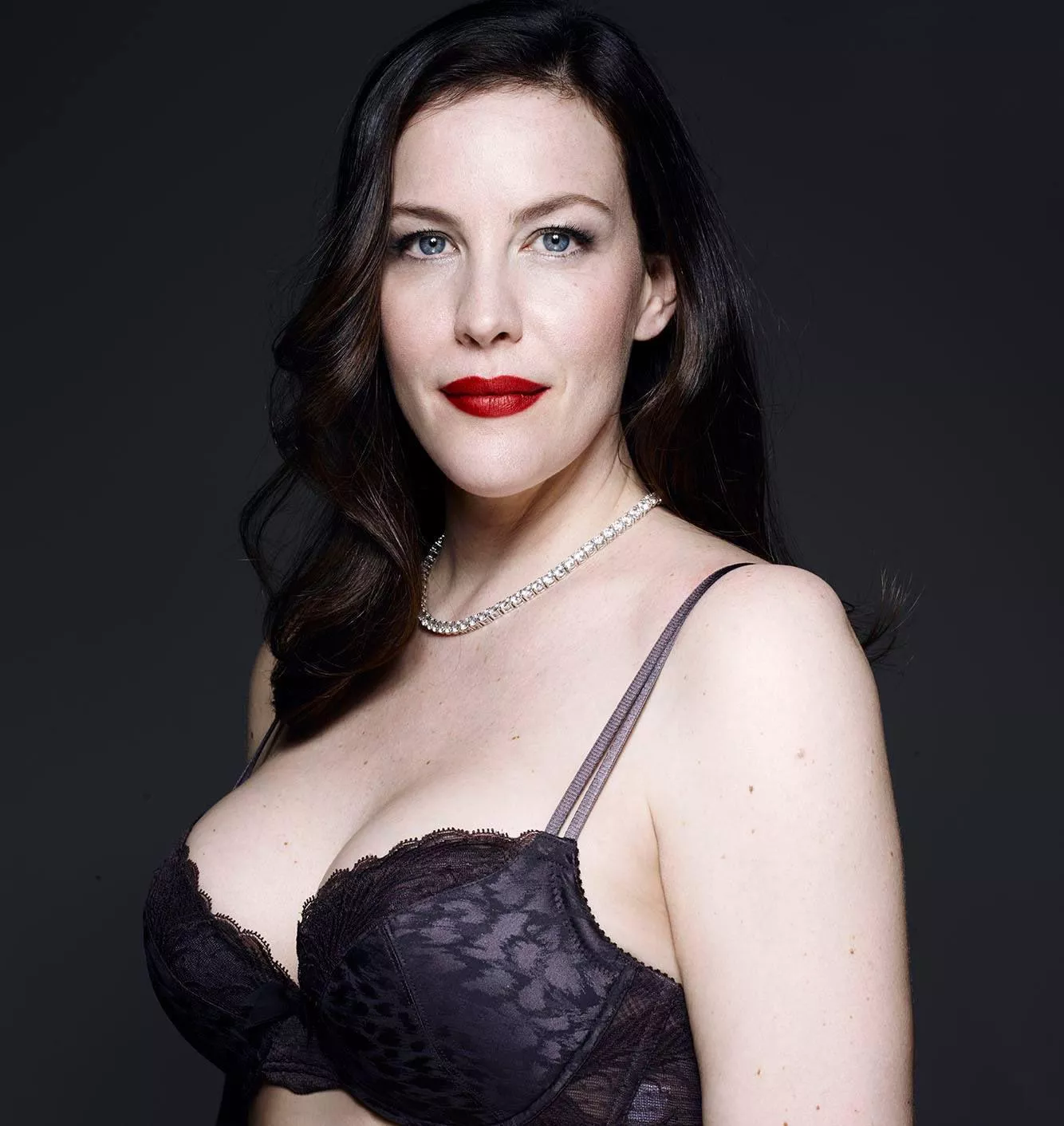 Liv Tyler looking like a friend’s hot mom…