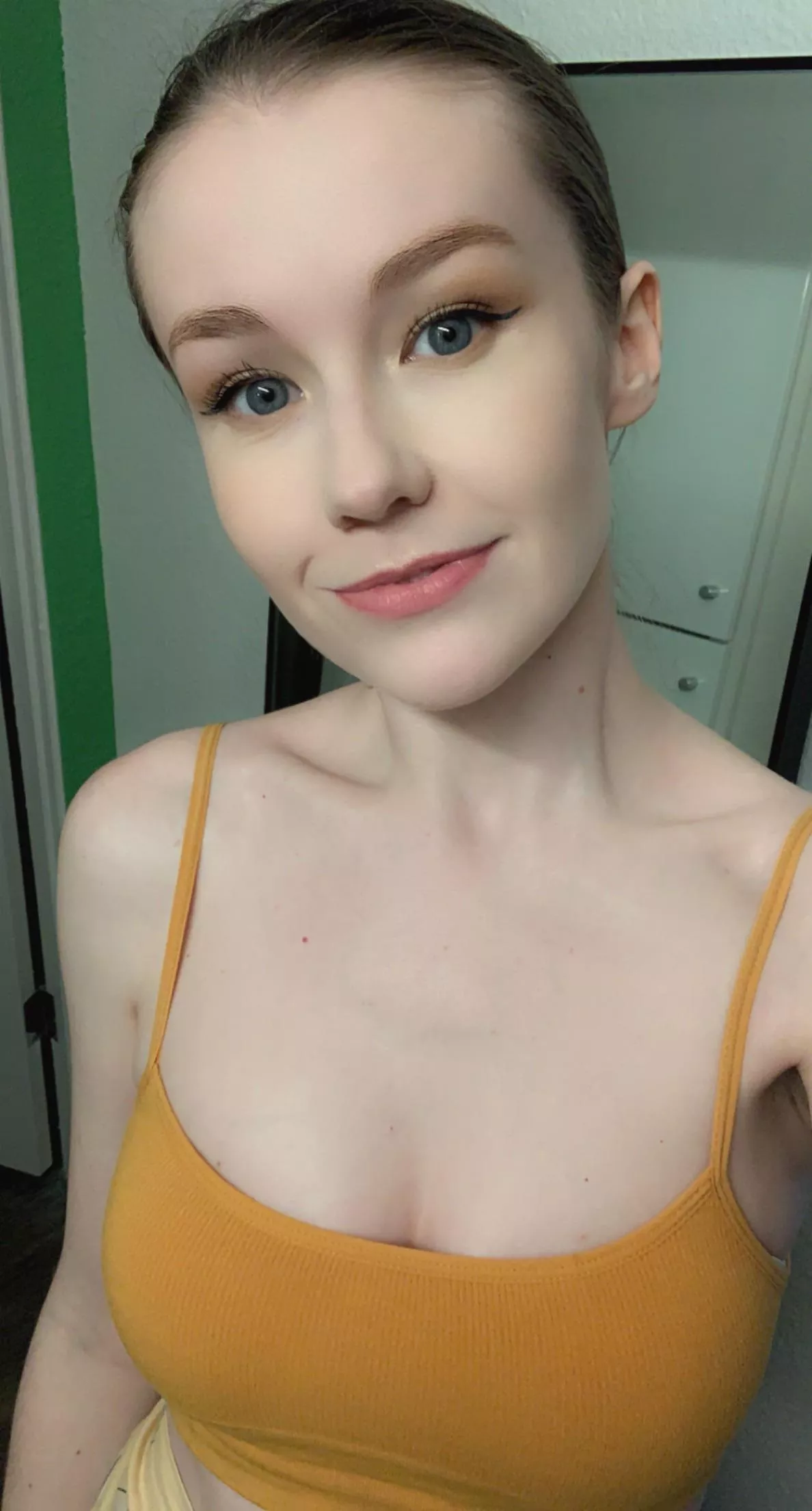 Live on twitch /EmilyBloomShow