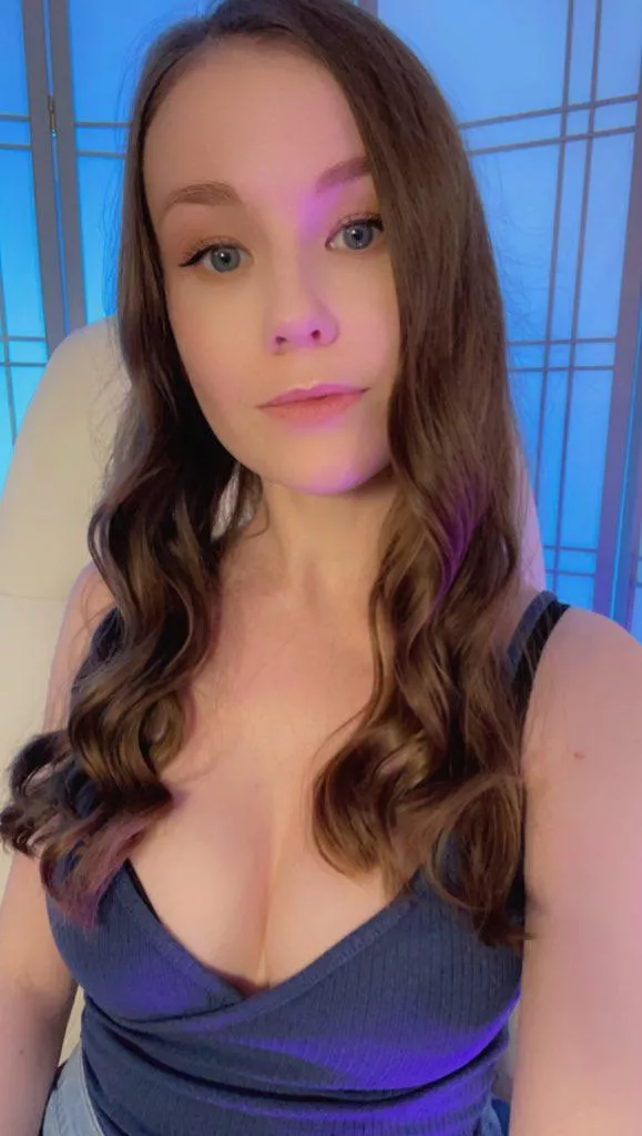 Live on twitch.tv/EmilyBloomShow