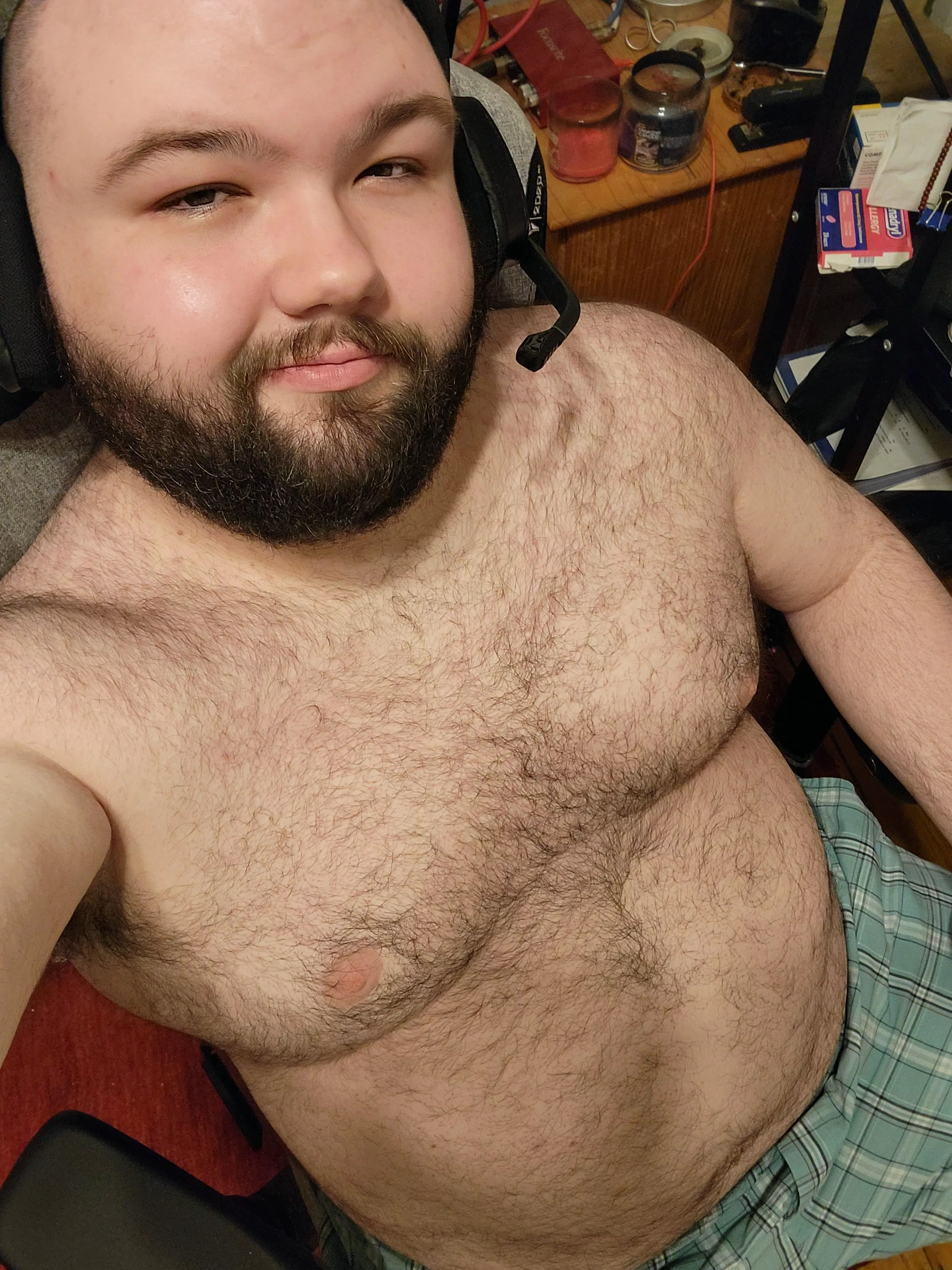 Lonely Friday night vibes. Anyone currently accepting gaymer buddy applications?