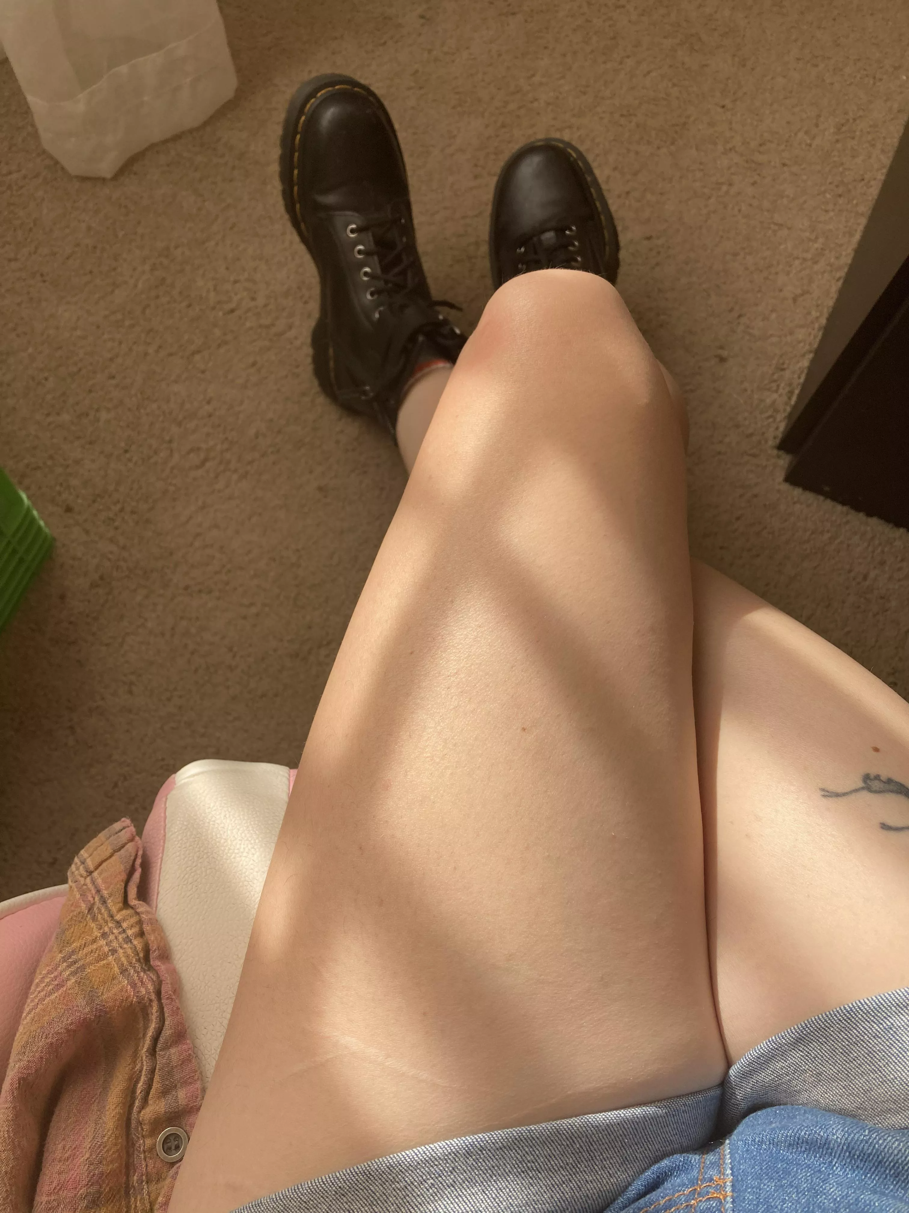 Lonely unmotivated tell me you like my legs