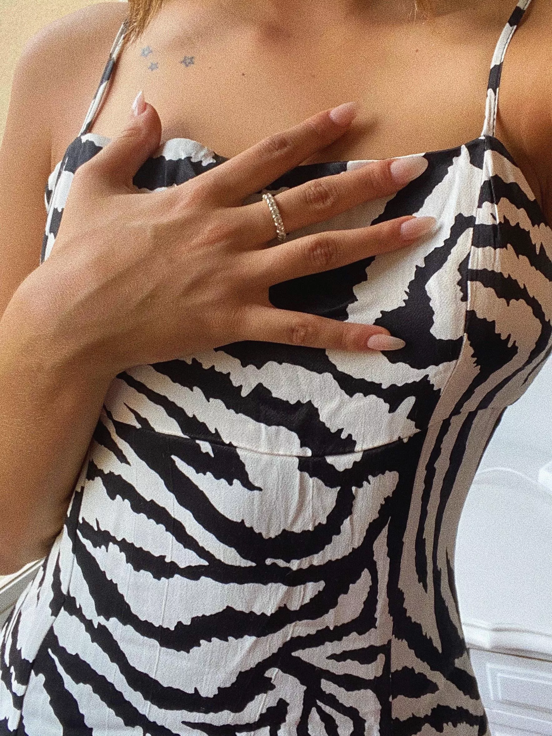 Long nails and hot dress😋