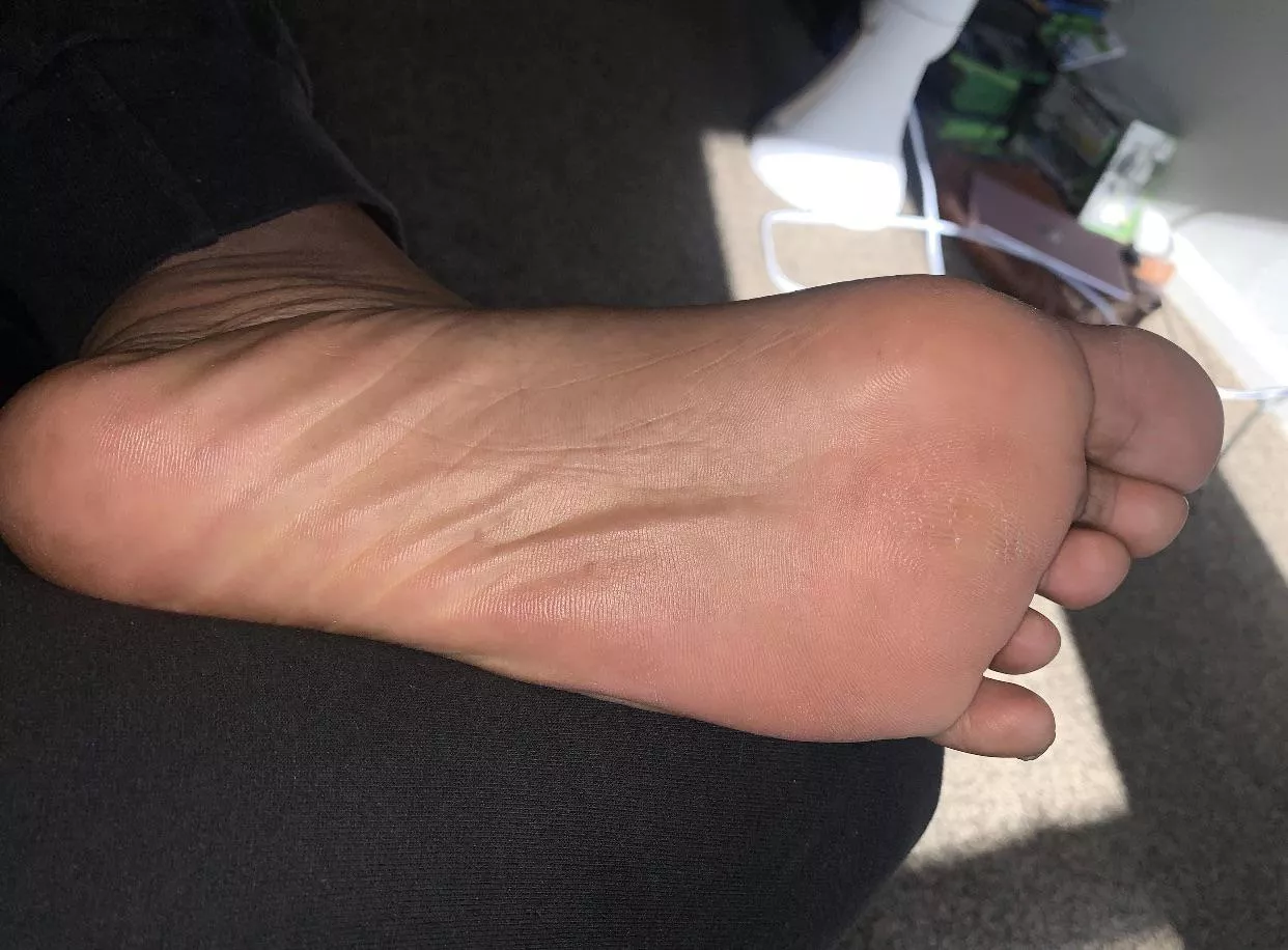 Looking for foot friends to talk to everyday and satisfy each other. 😊 any takers Pm me 😍