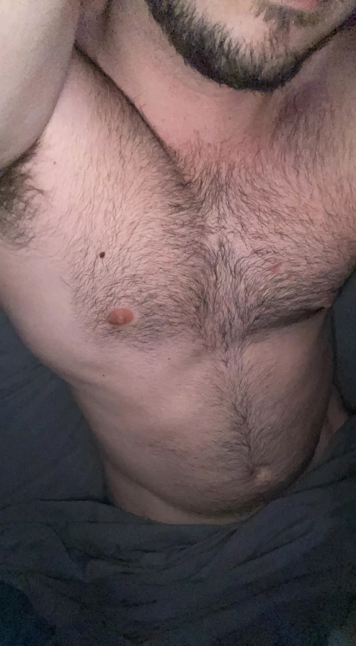 Love a beefy stocky dude ;) Life pretty shitty but physically feeling good. DMs always open for beefy men 🤤